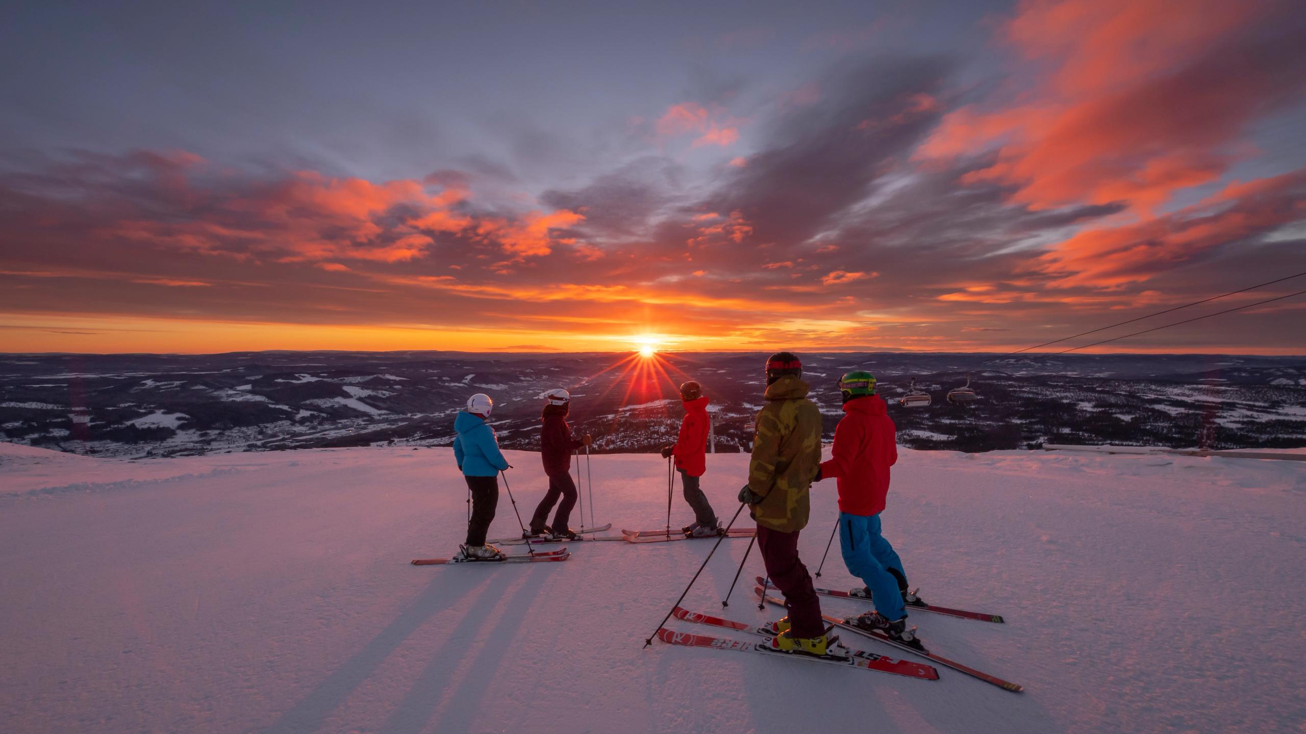 Folk som nyter soloppgangen fra bakken i Trysil skianlegg på Østlandet