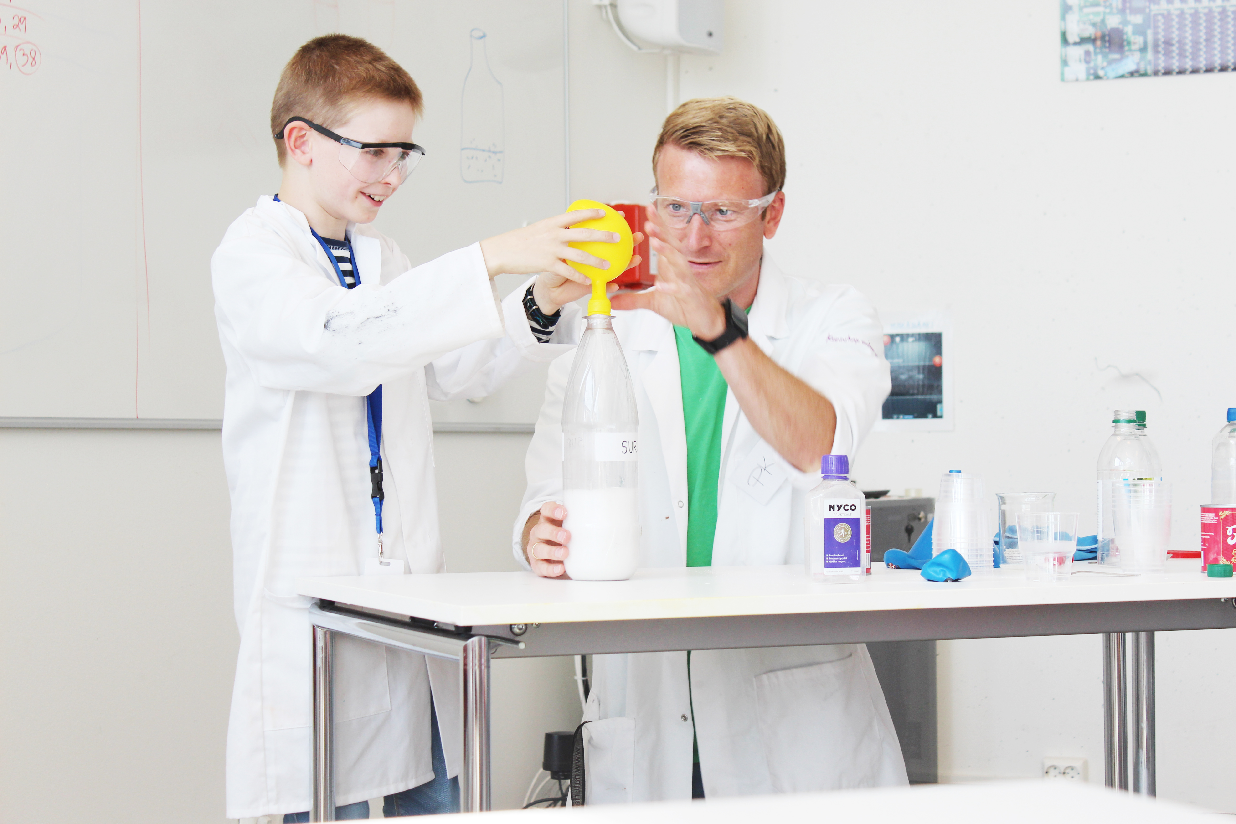 Two people esperimenting with science at INSPIRIA science center in Østfold, Eastern Norway