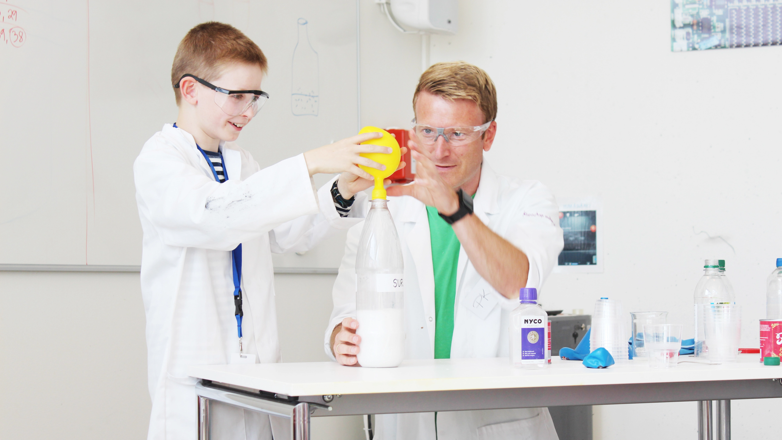 To mennesker eksperimenterer på INSPIRIA science center i Østfold på Østlandet