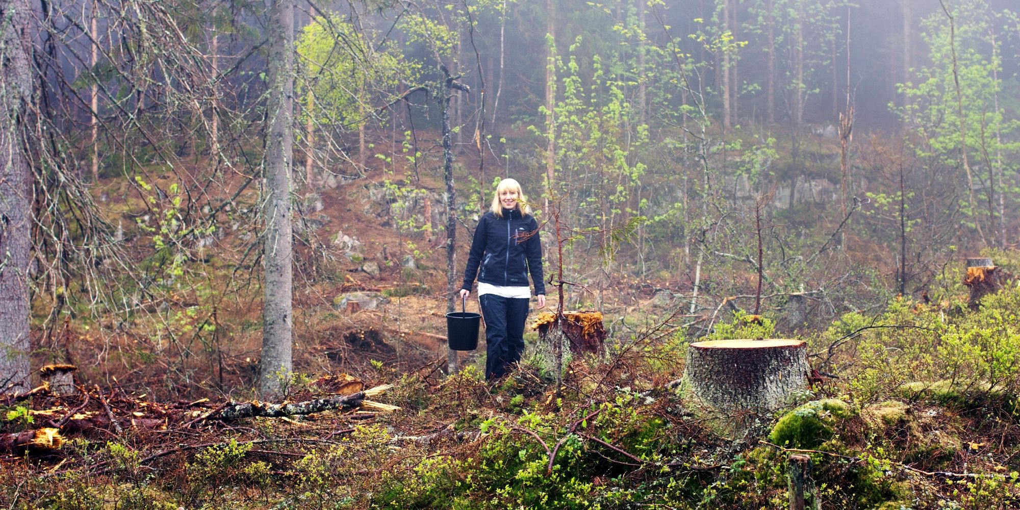 Den skotske kunstneren Katie Paterson i Framtidsbibliotek-skogen i Nordmarka i Oslo