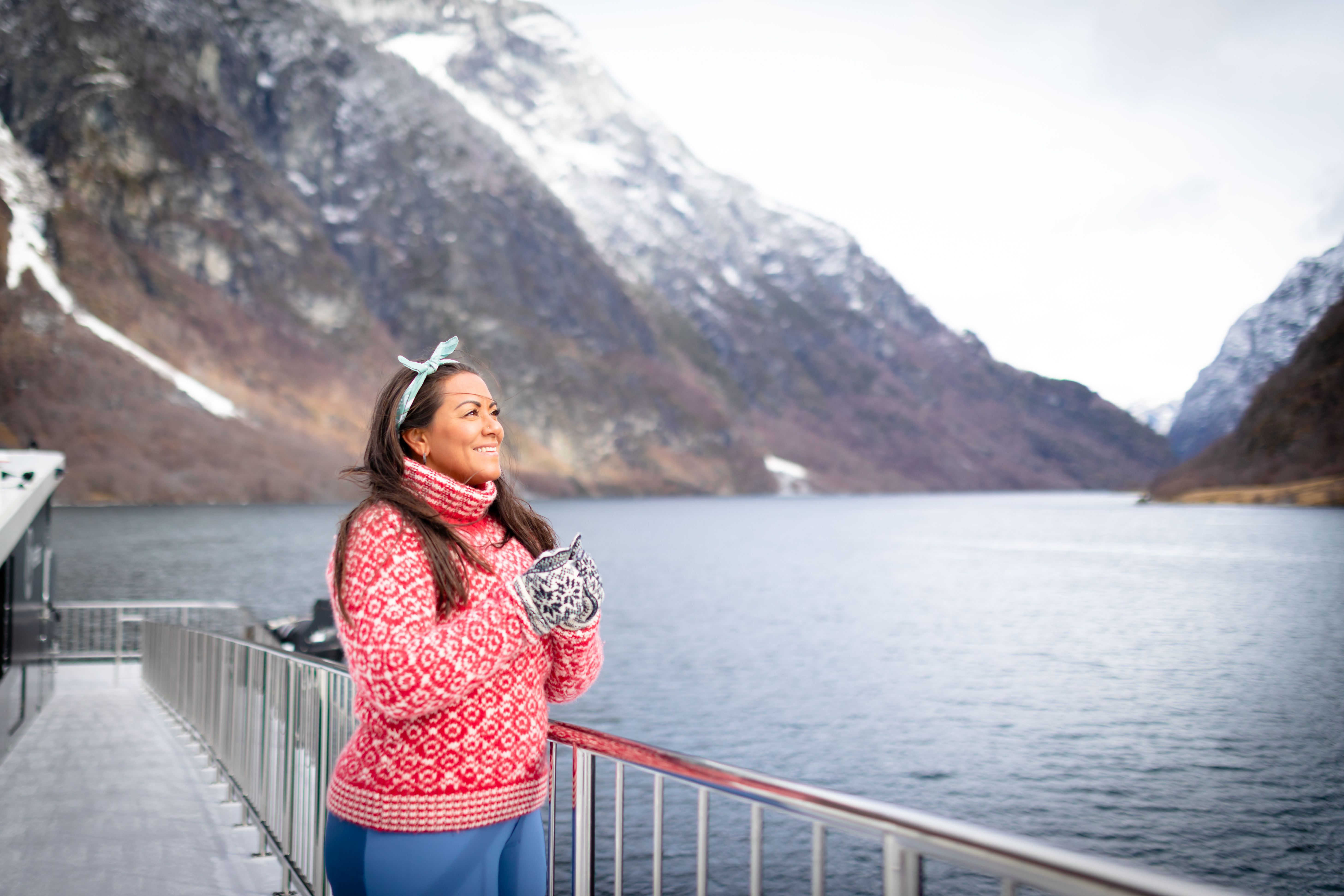 En kvinne på et fjord cruise med Vision of the Fjords