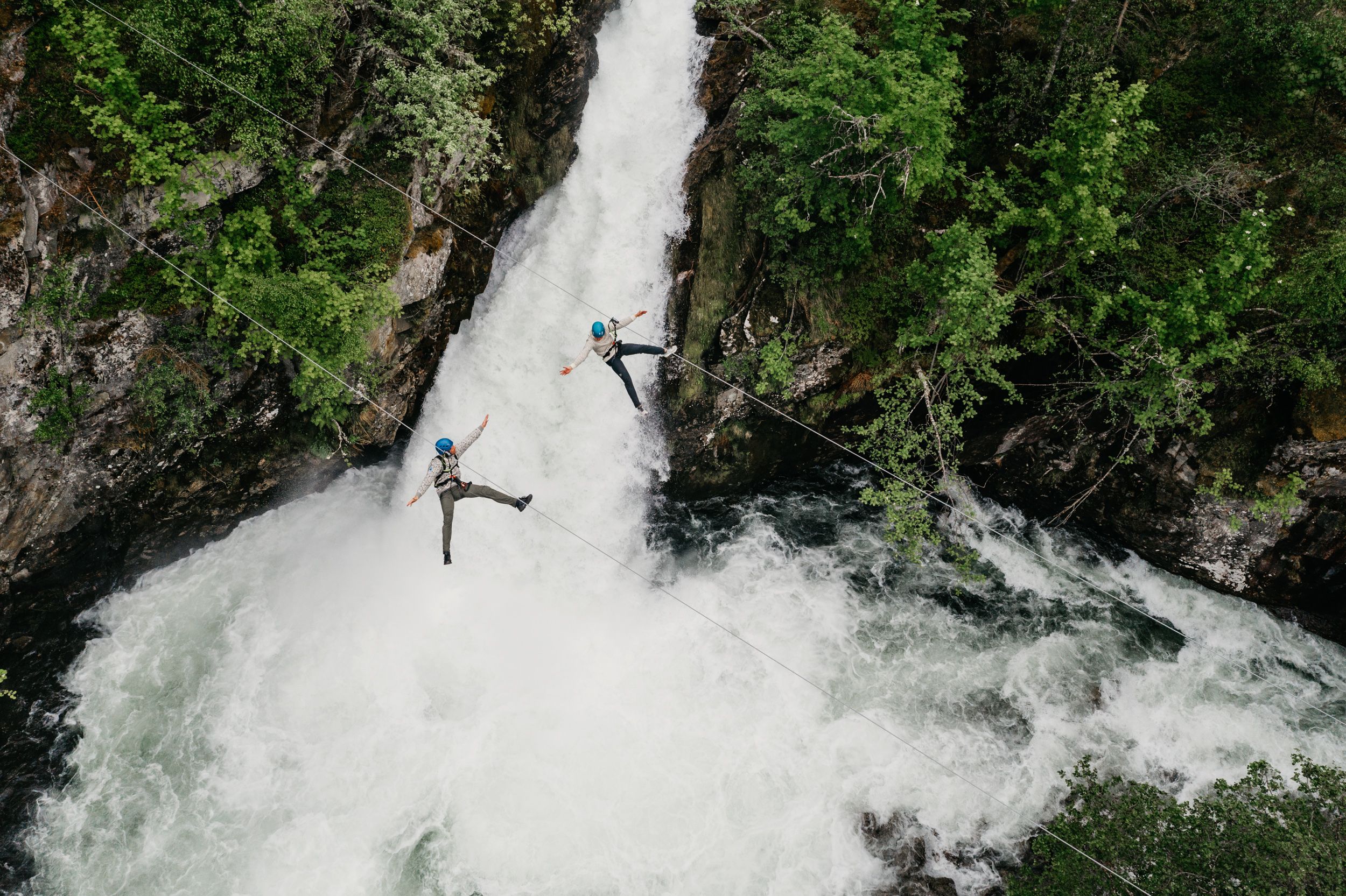 Par som zipliner over foss i Geiranger
