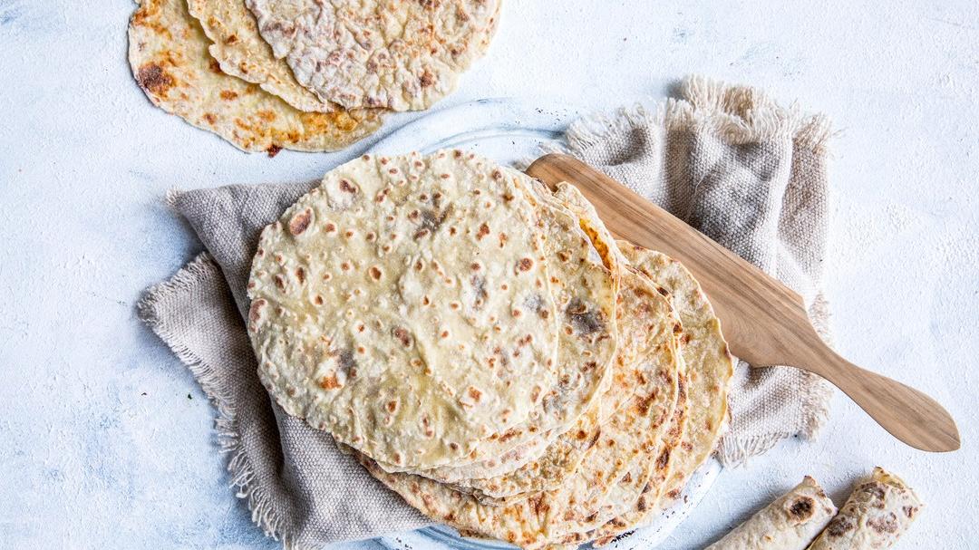 Fersk potetlefse servert på fat