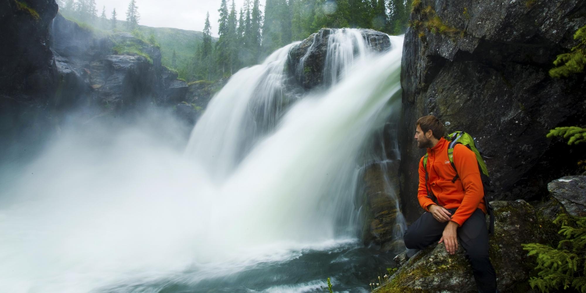 En mann ser på Rjukanfossen i Hemsedal