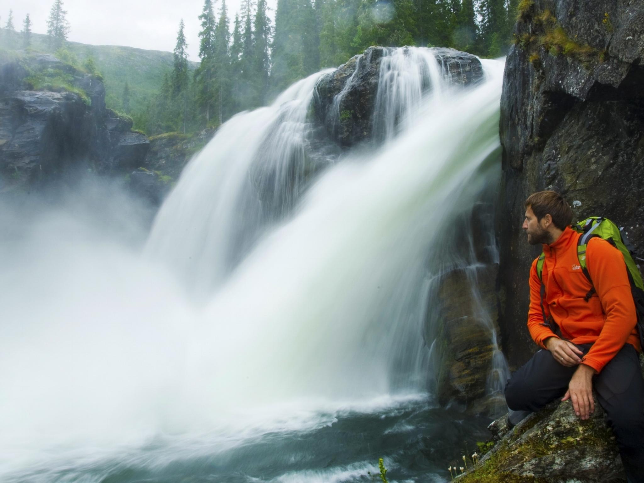 En mann ser på Rjukanfossen i Hemsedal