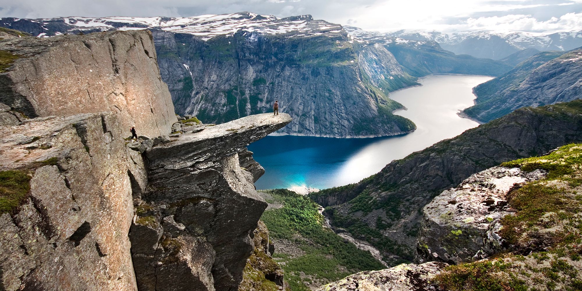 Escursionista sull’altopiano di Trolltunga sopra il lago Ringedalsvatnet nella regione di Hardangerfjord, Norvegia dei fiordi