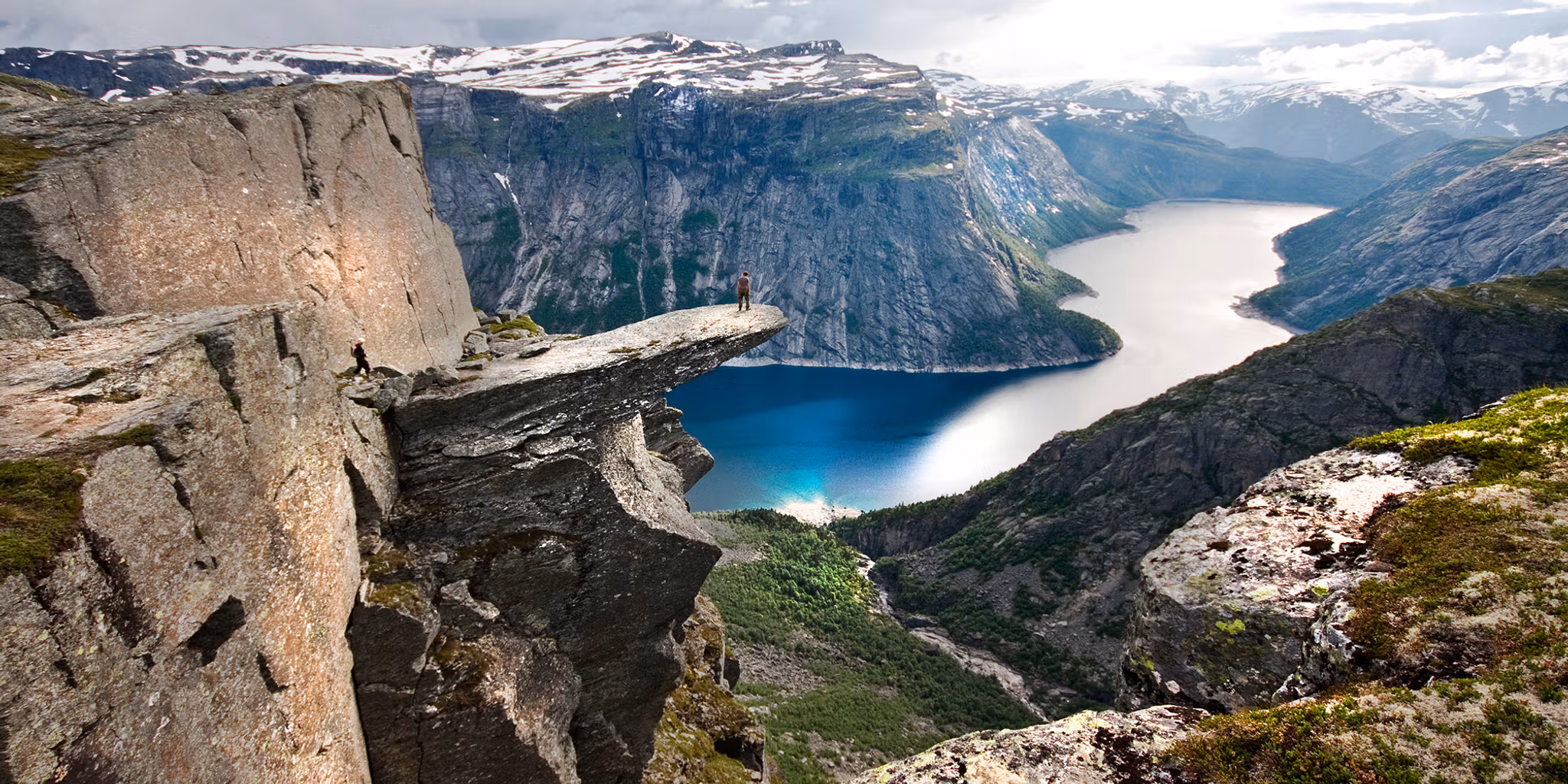 En person står på klippan Trolltungan som sticker ut över sjön Ringedalsvatn i Hardangerfjord, som ligger i regionenFjord Norge