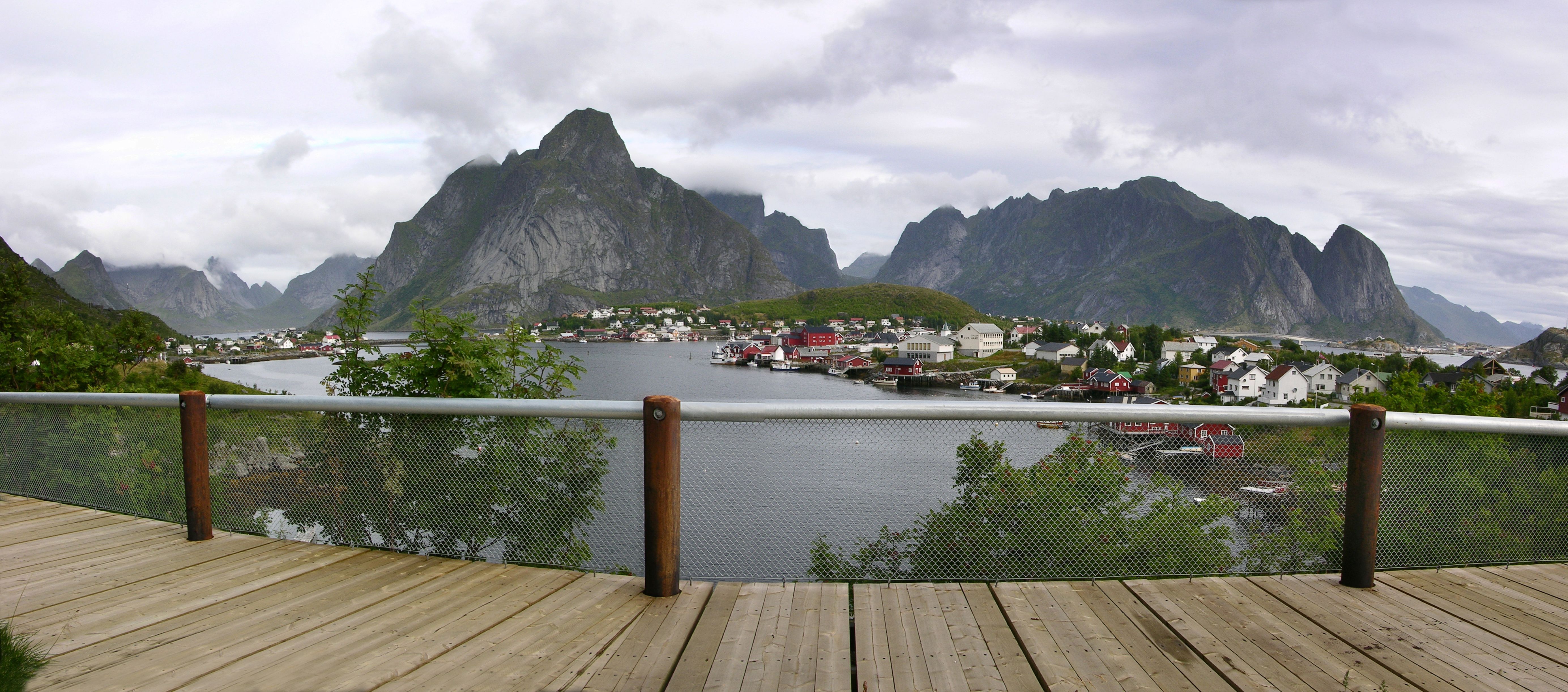 Fiskelandsbyen Reine sett fra en utsiktsplattform på Nasjonal turistveg Lofoten i Nordland