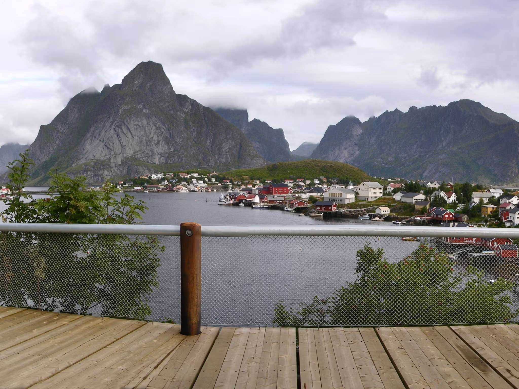 Fiskelandsbyen Reine sett fra en utsiktsplattform på Nasjonal turistveg Lofoten i Nordland