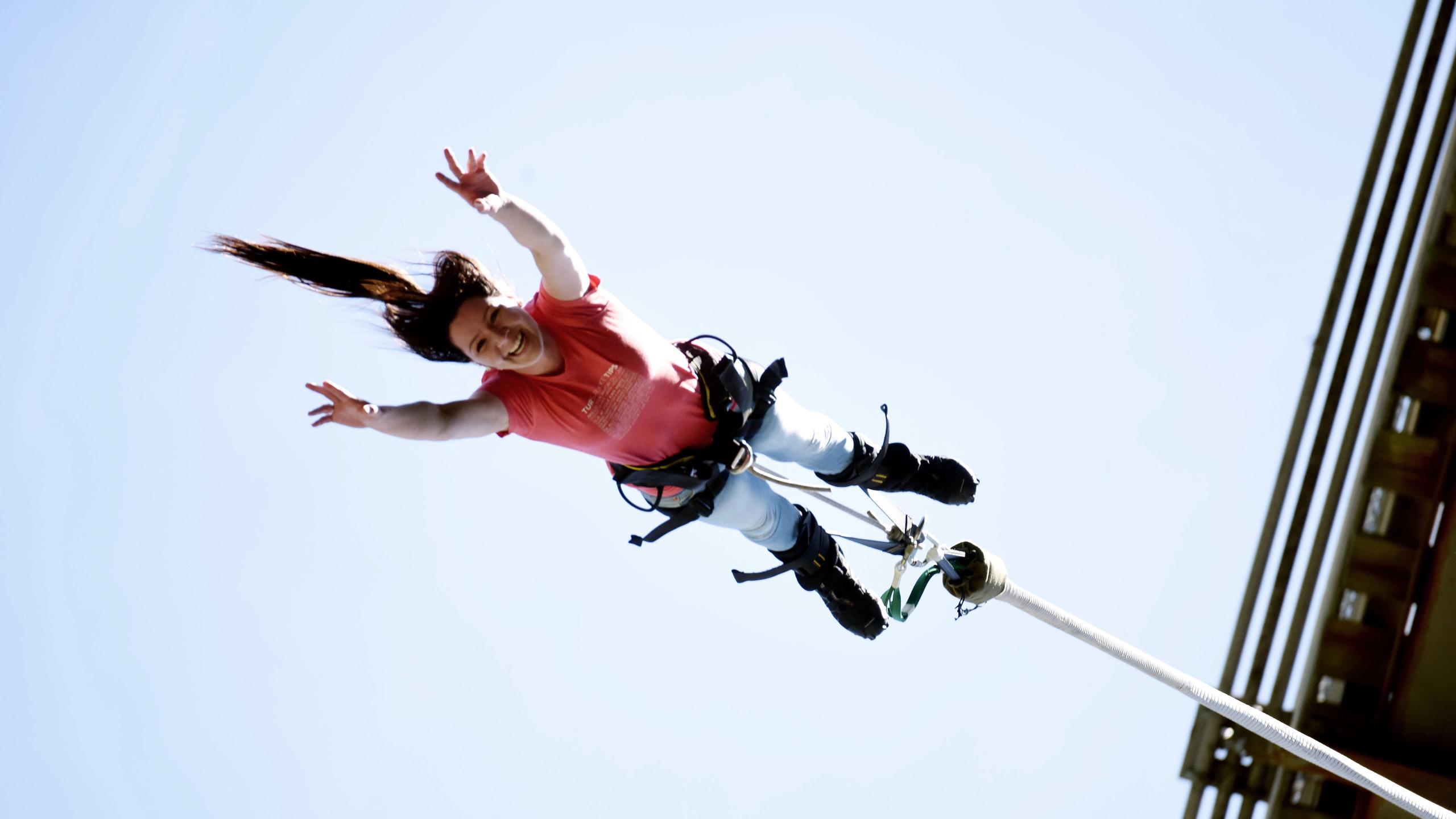 Ein Bungee-Jumperin auf einer Brücke in Rjukan in der Telemark, Ostnorwegen