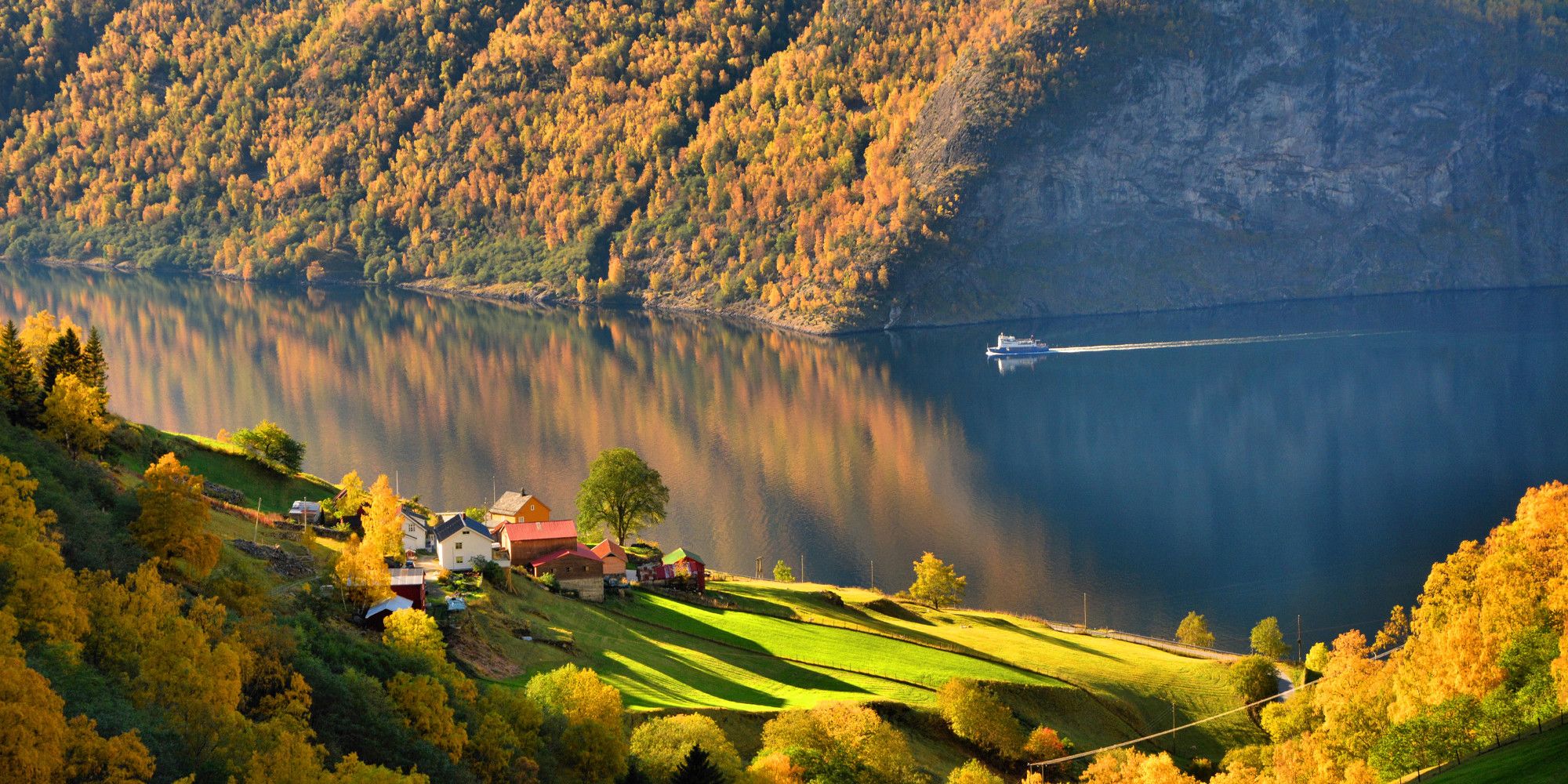 Una meravigliosa esperienza autunnale sull’Aurlandsfjord - il paesaggio dei fiordi nei colori autunnali