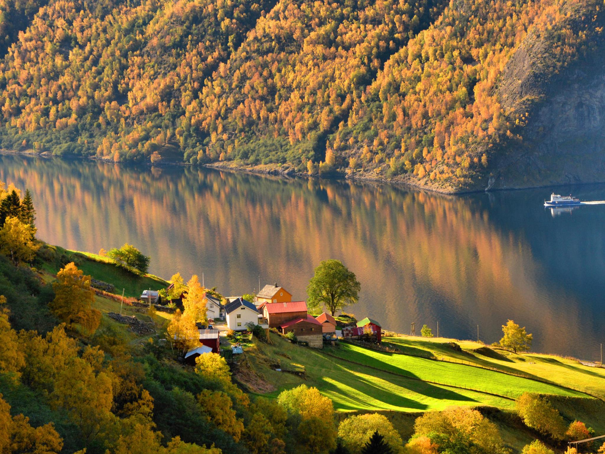 Fjordlandskapet vid Aurlandsfjorden på hösten