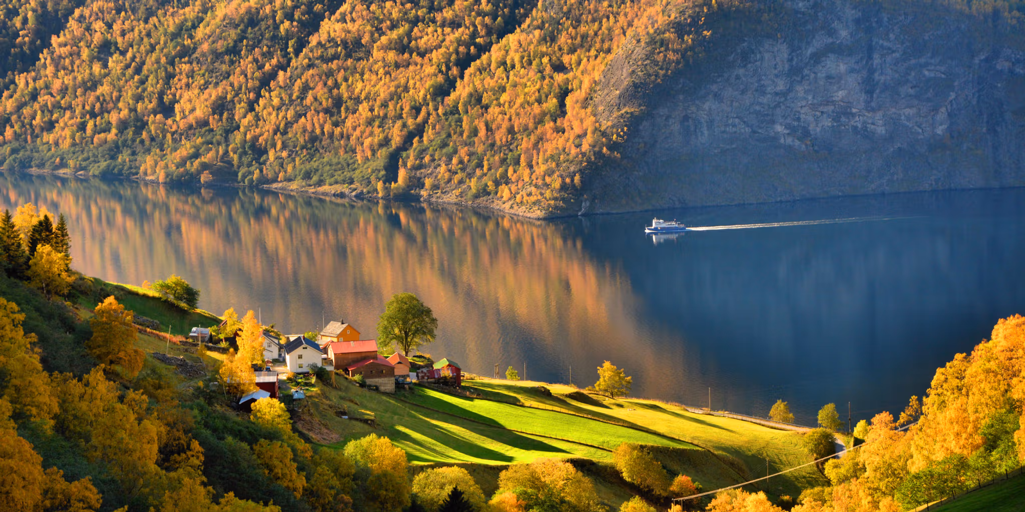 Una meravigliosa esperienza autunnale sull’Aurlandsfjord - il paesaggio dei fiordi nei colori autunnali