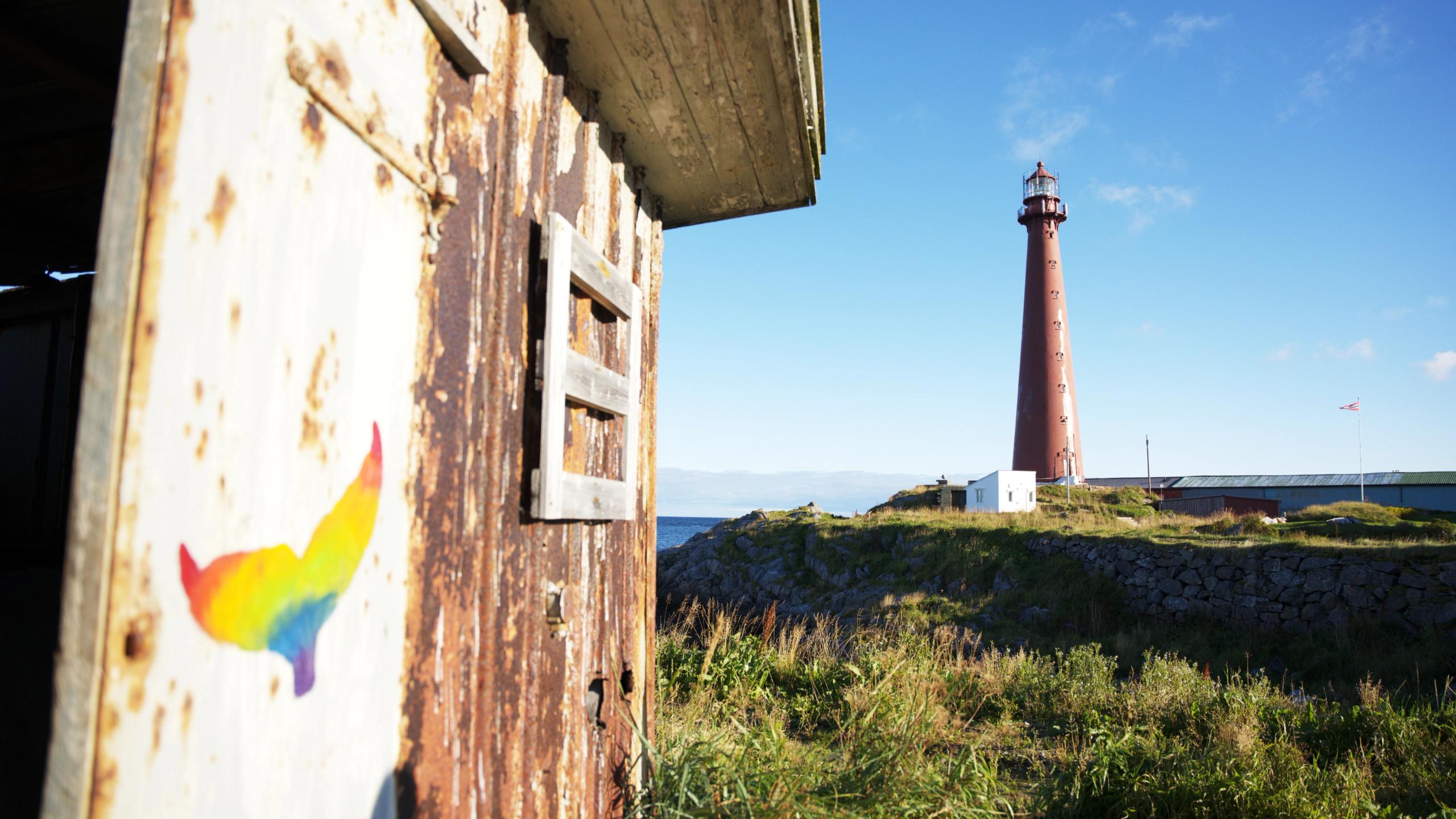 Graffiti av en hval med Andenes Fyr i bakgrunnen