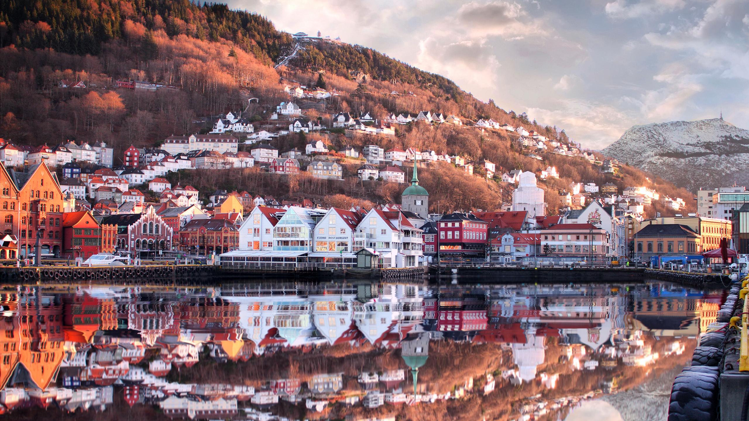 De UNESCO-werelderfgoedsite Bryggen in Bergen, Fjord-Noorwegen