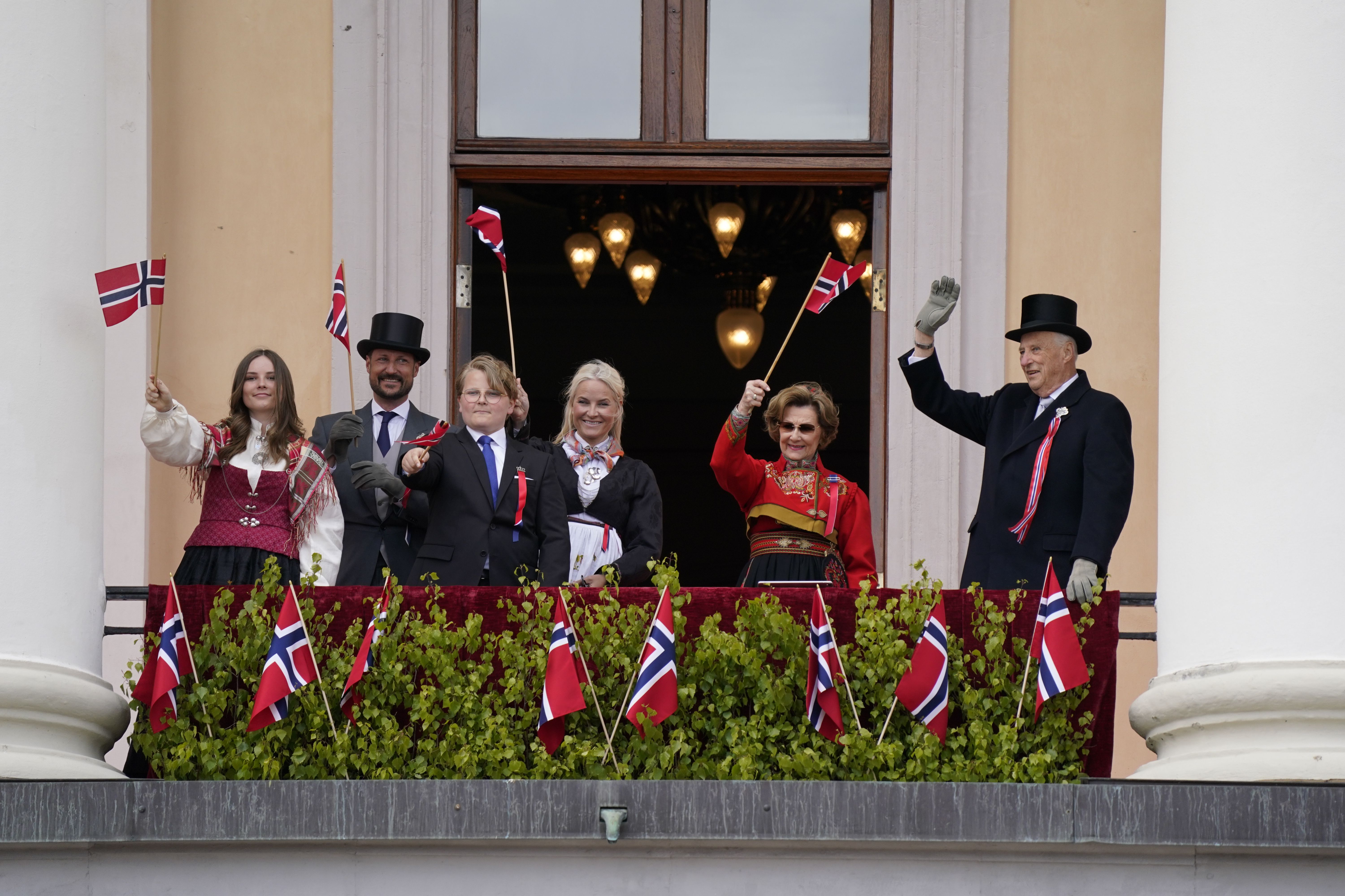Den norske kongefamilien på slottsbalkongen, 17. mai 2021