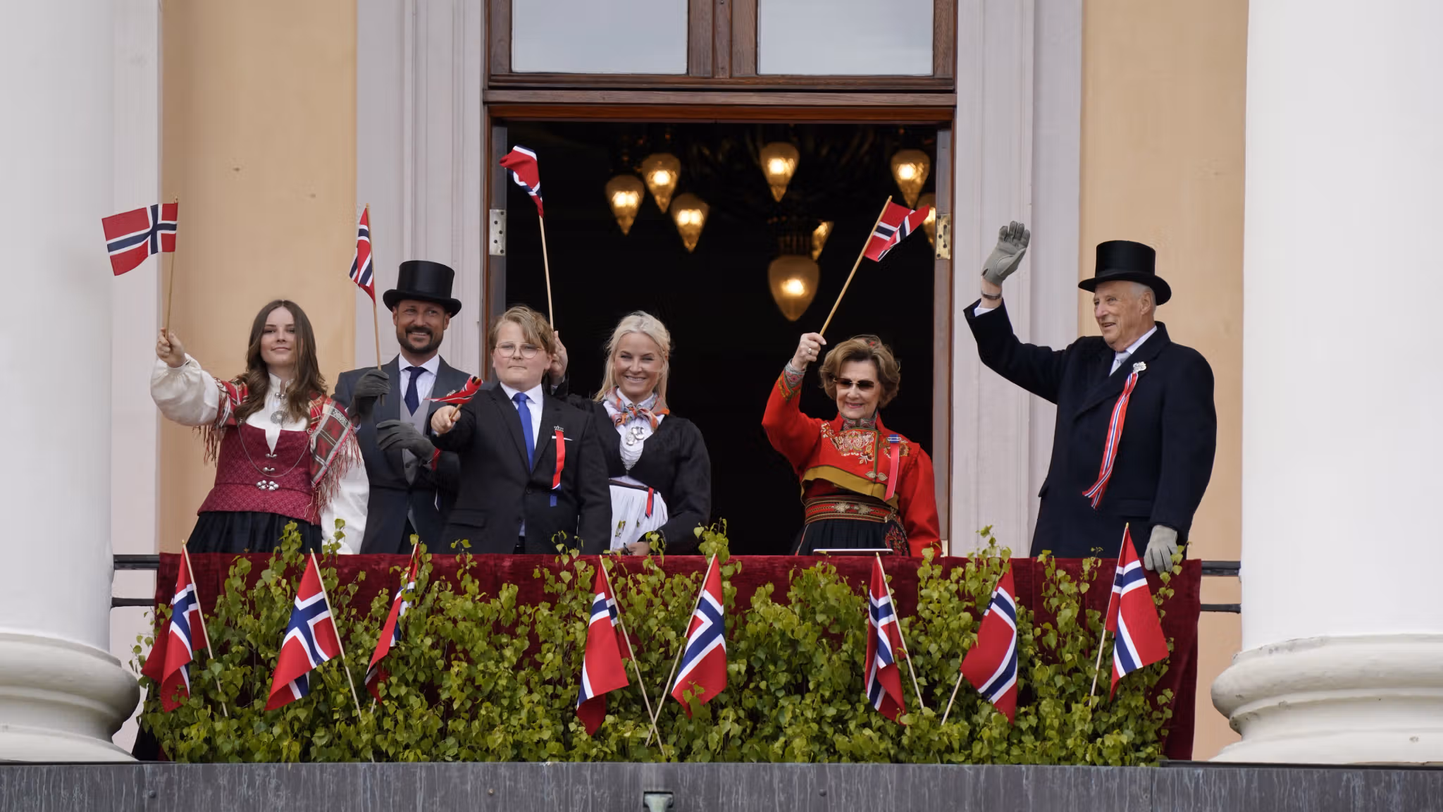Den norske kongefamilien på slottsbalkongen, 17. mai 2021