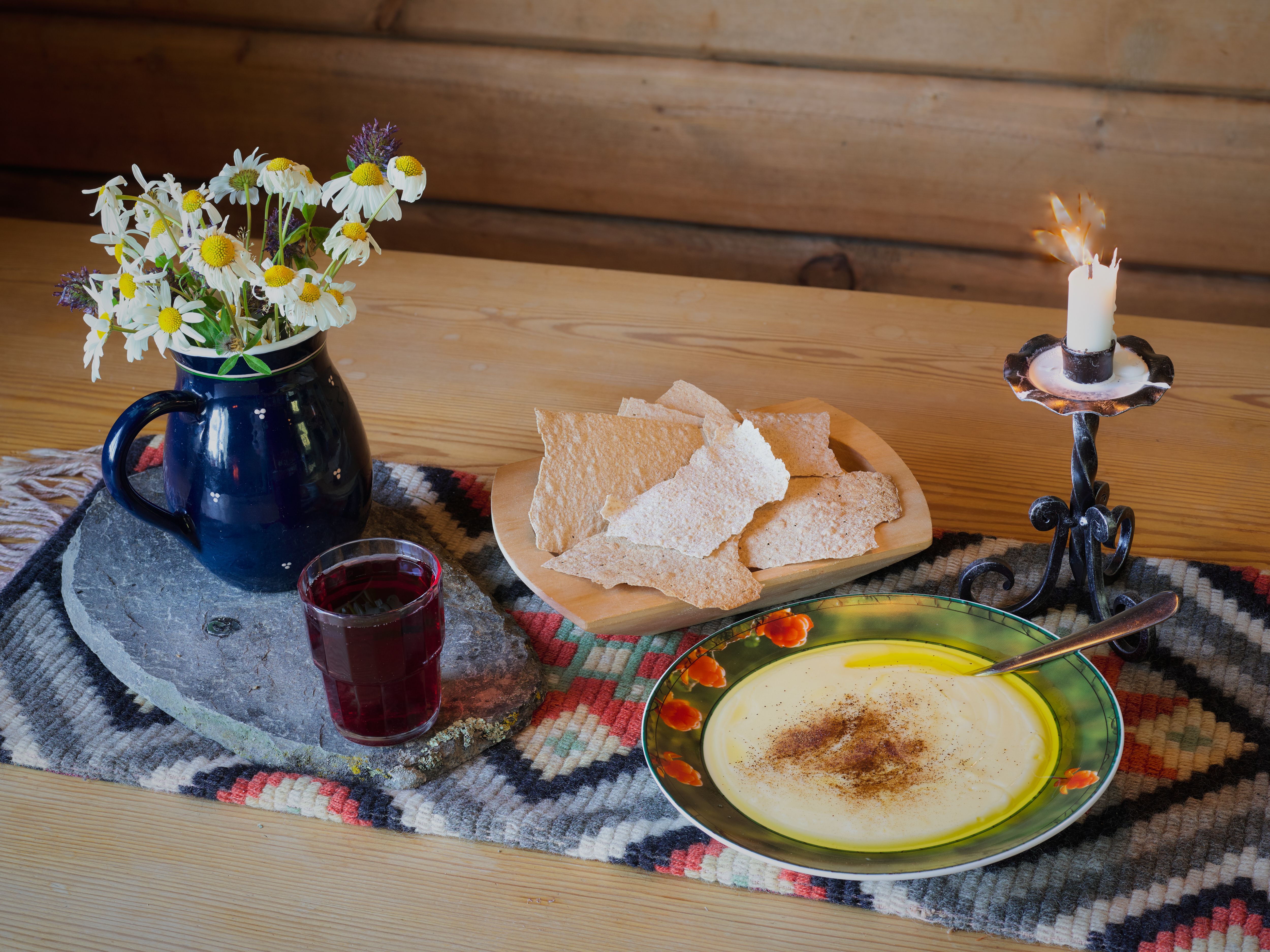 Traditionell mat på Fagerdalen Støl i Hallingdal, östra Norge