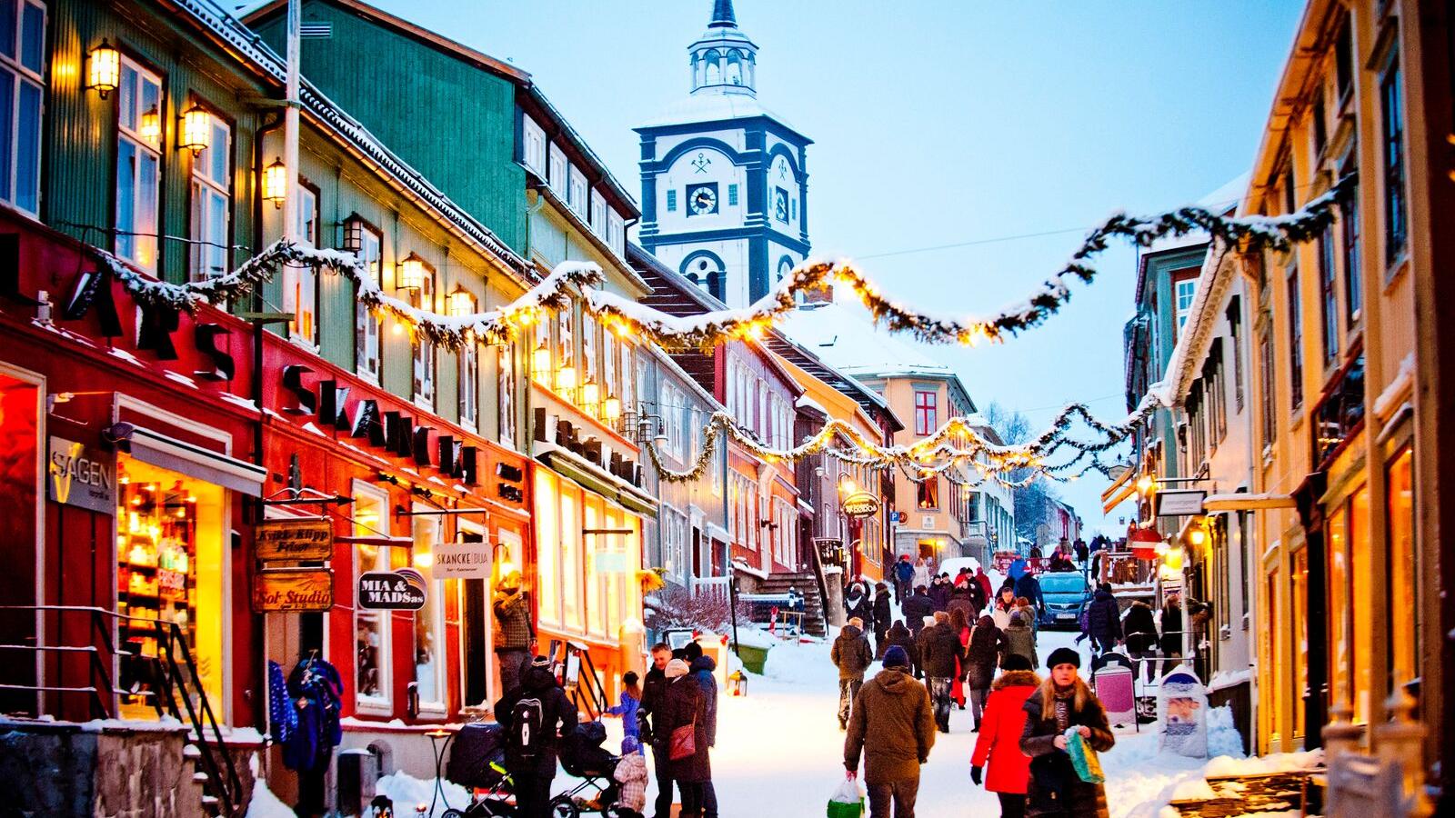 Folk går i julegaten på Røros i Trøndelag