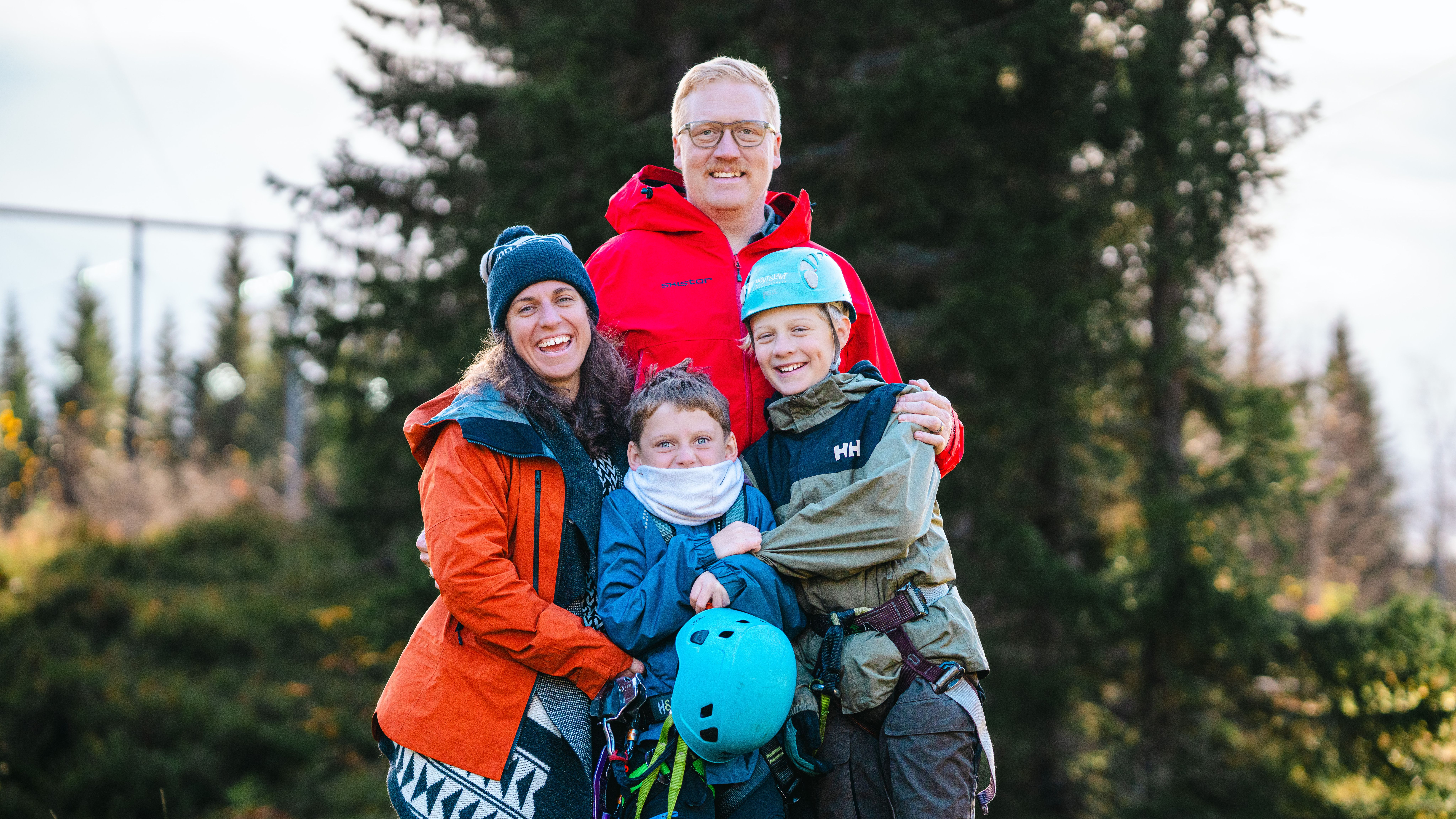 A family at "høyt og lavt" climbing park in Trysil, Eastern-Norway