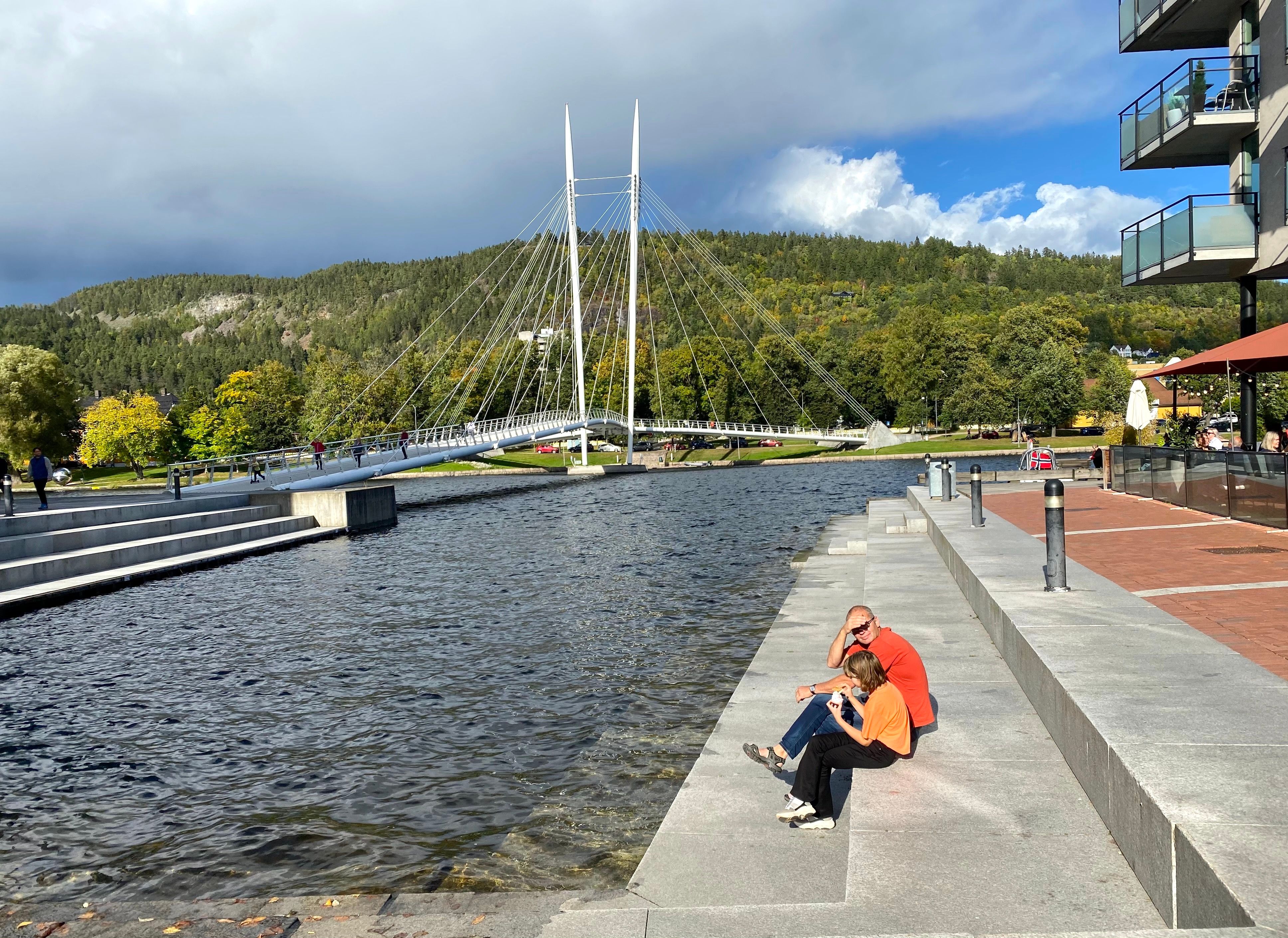 Langs elvebredden ved Ypsilonbroen i Drammen