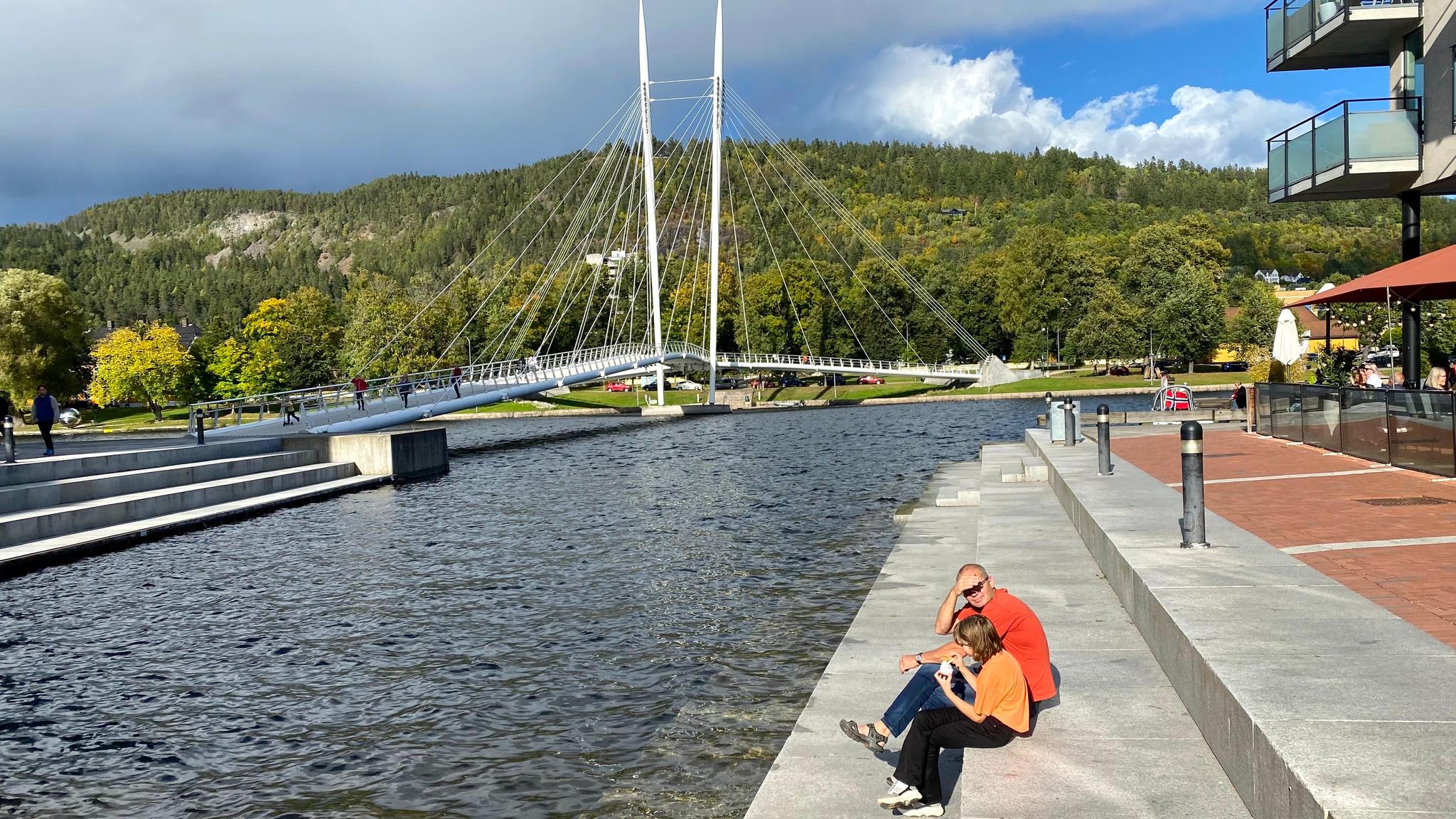 Langs elvebredden ved Ypsilonbroen i Drammen