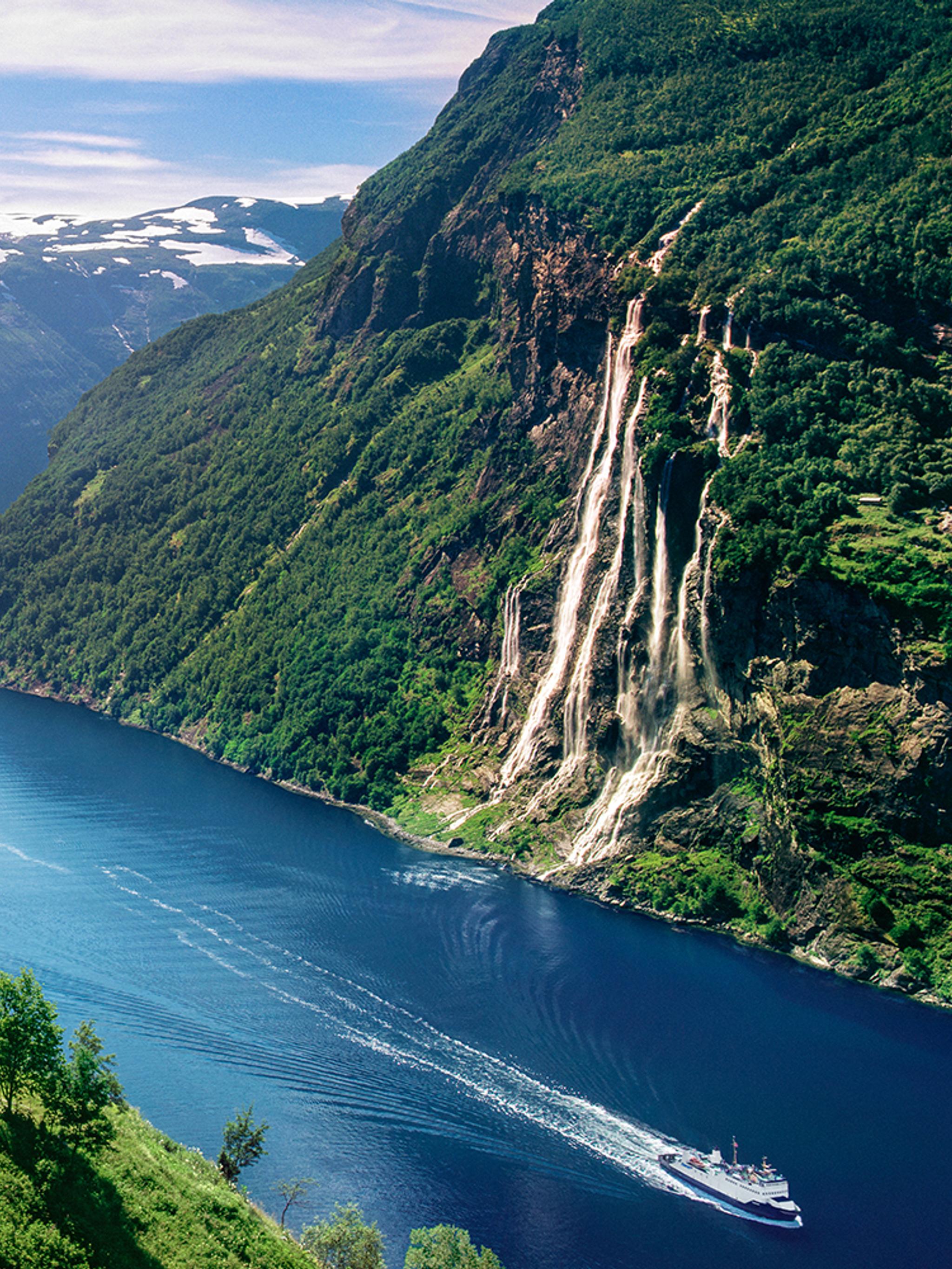 Utsikt over Geirangerfjorden og fossen De syv søstrene