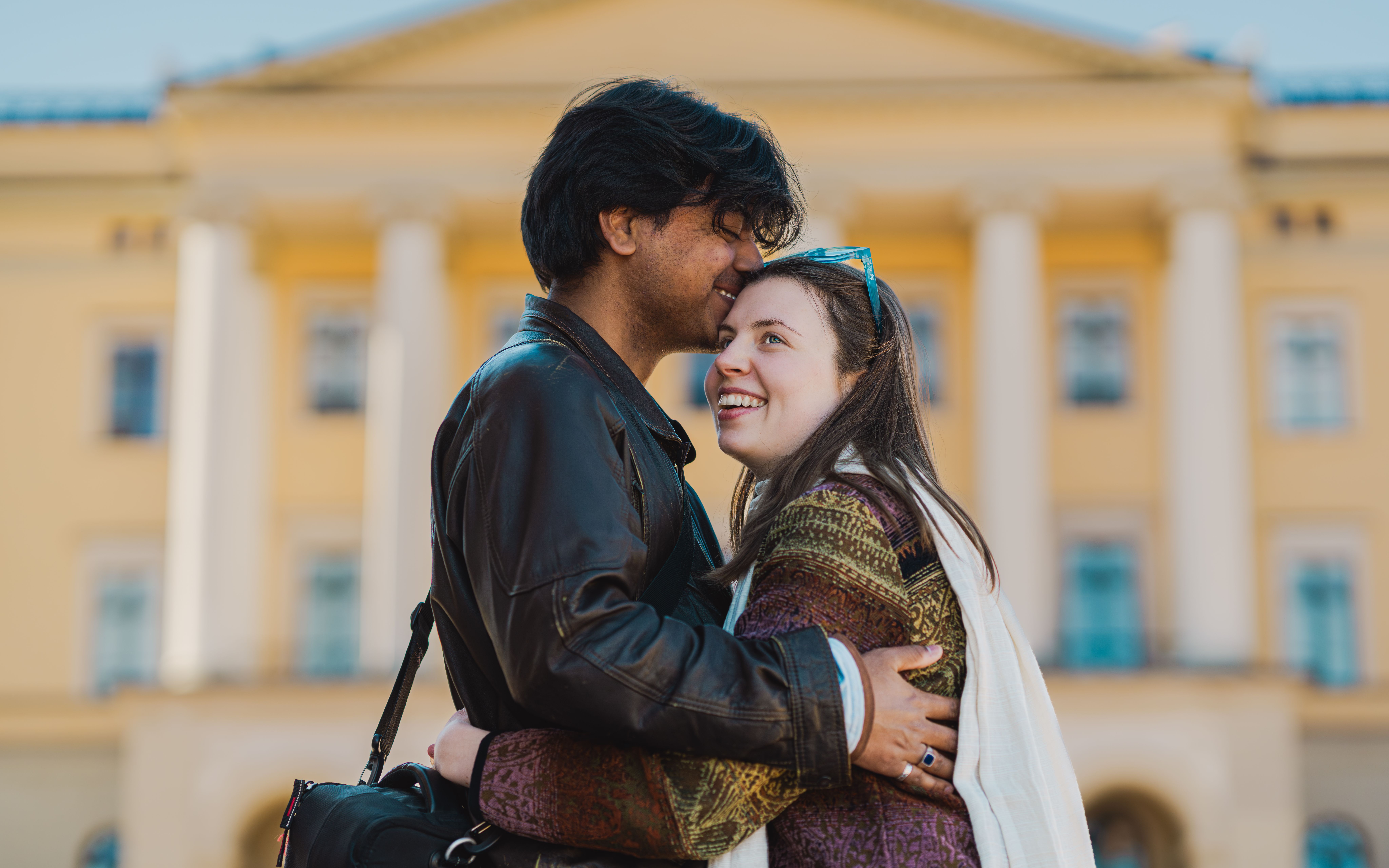 A couple in front of the Royal Palace in Oslo