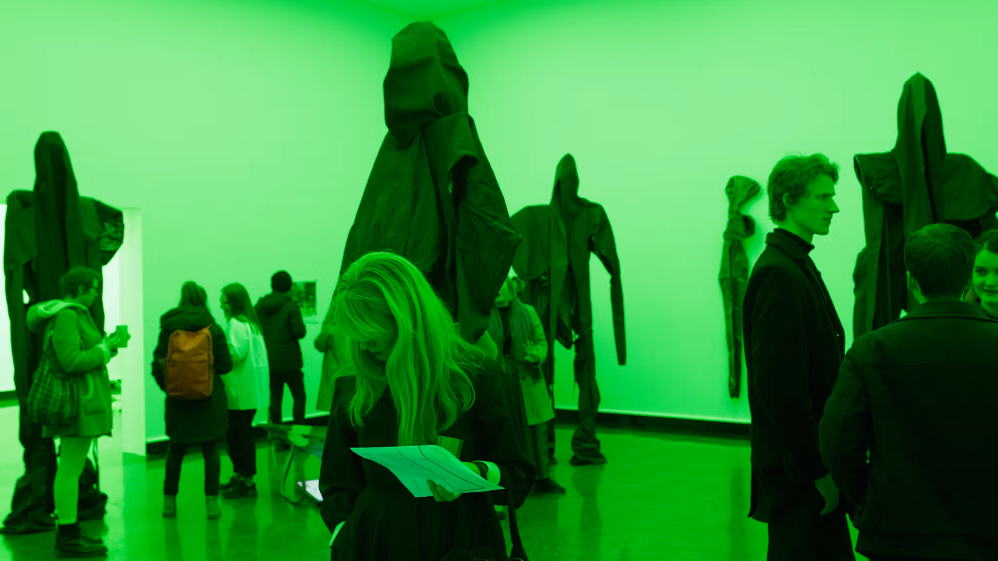 Människor som ser på skulpturer av Sandra Mujinga i Bergen Kunsthall