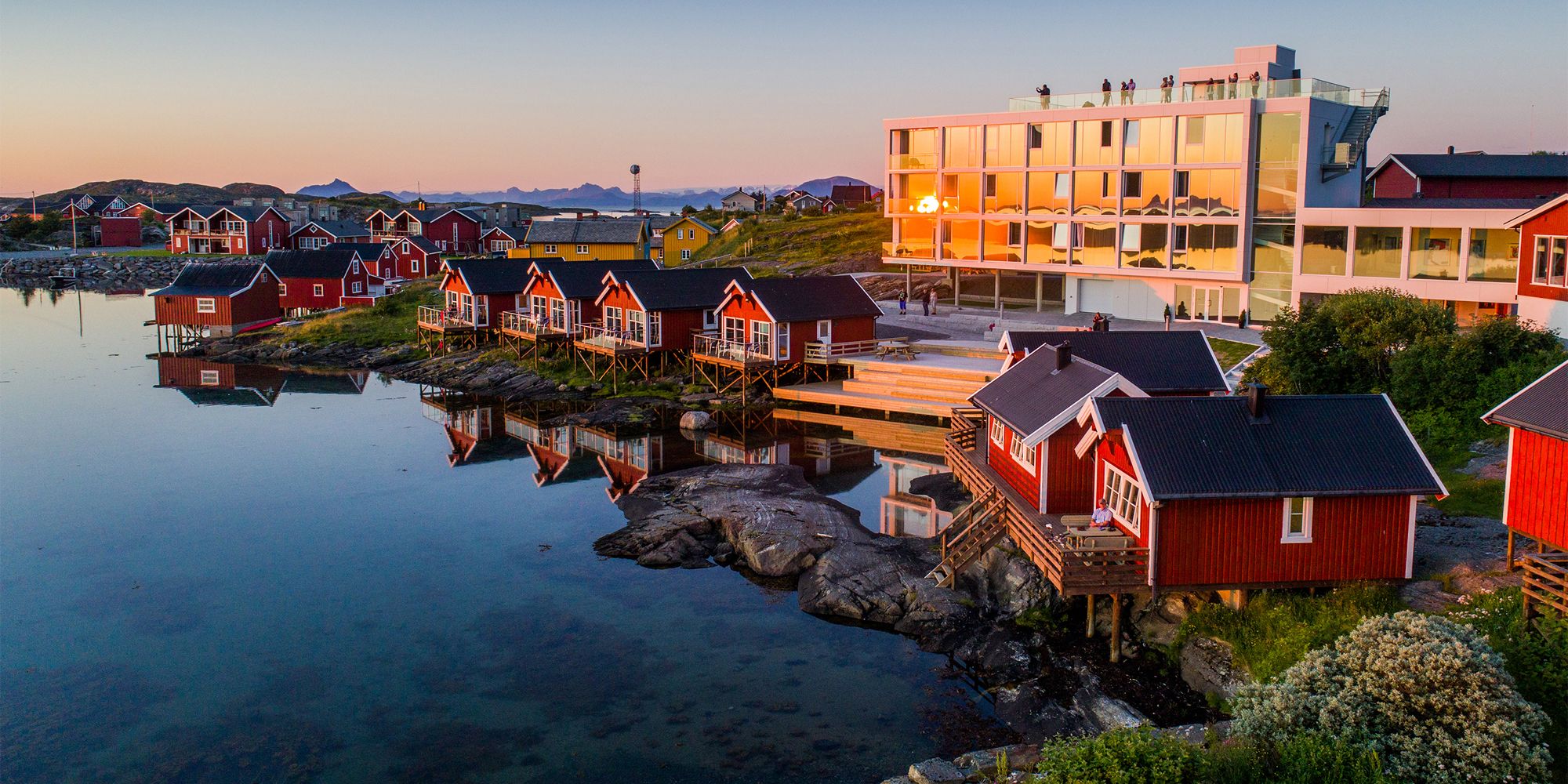 Vissershutten en het Lovund Hotell op het eiland Lovund. Kystriksveien in Helgeland, Noord-Noorwegen