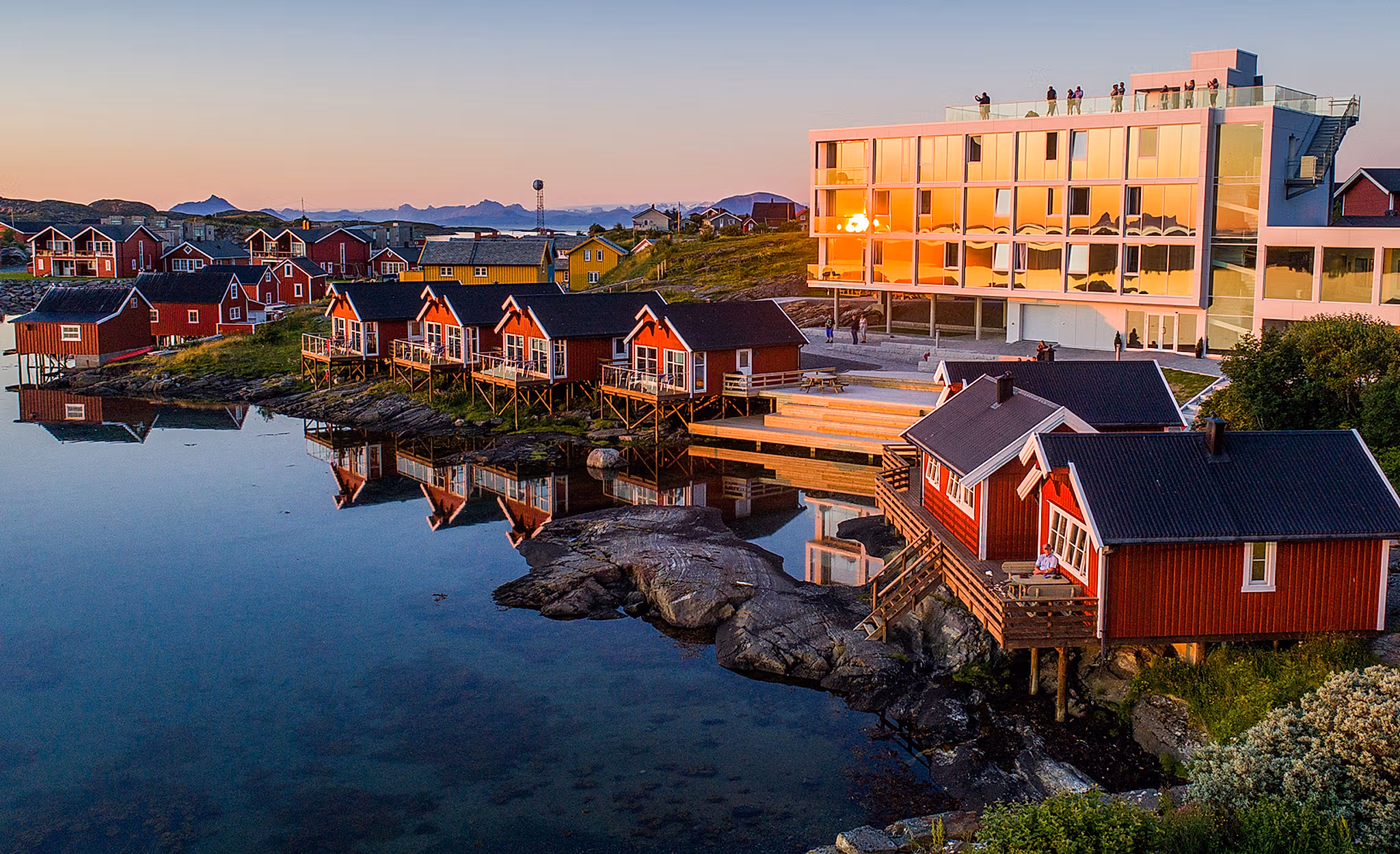 Vissershutten en het Lovund Hotell op het eiland Lovund. Kystriksveien in Helgeland, Noord-Noorwegen