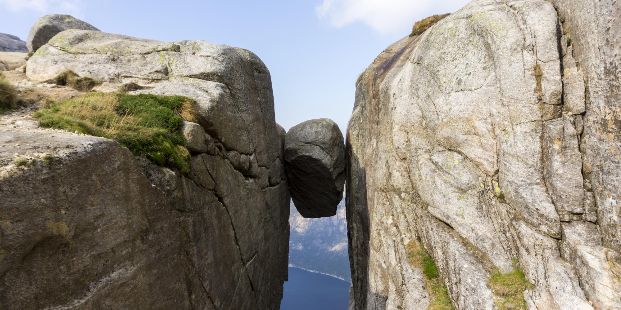Kjeragbolten mellom to fjellsider over Lysefjorden på Vestlandet