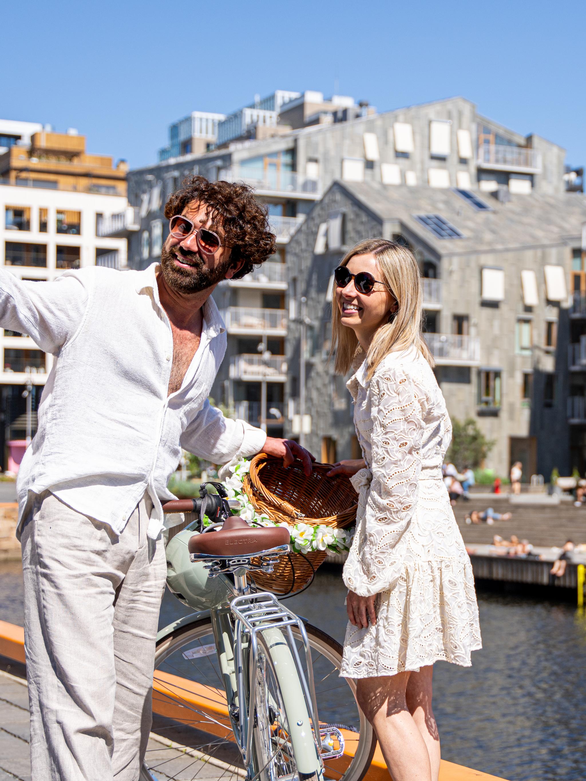 A couple in front of a wharf in Oslo