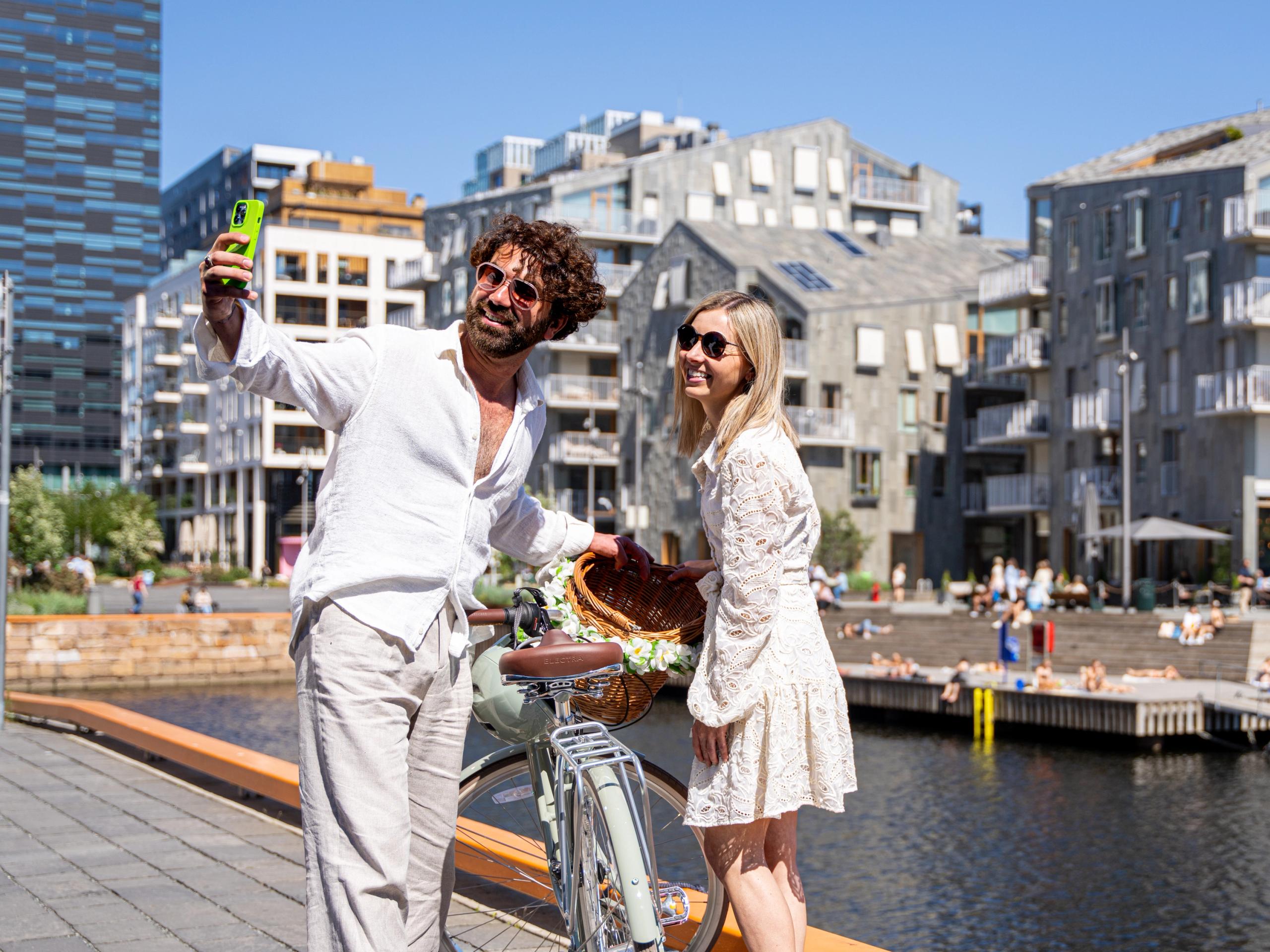 A couple in front of a wharf in Oslo