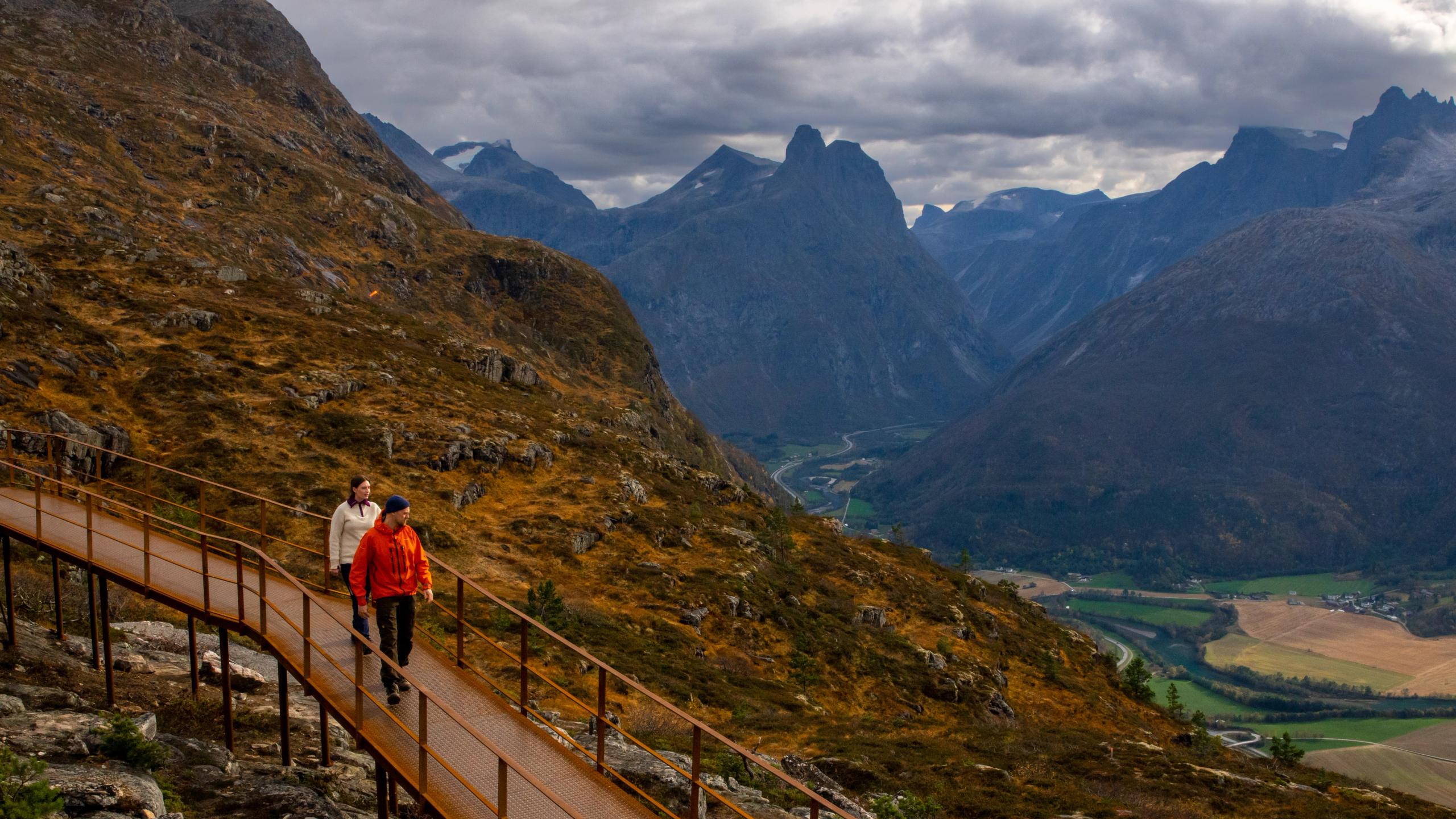 To personer går tur i byfjellet Nesaksla i Åndalsnes
