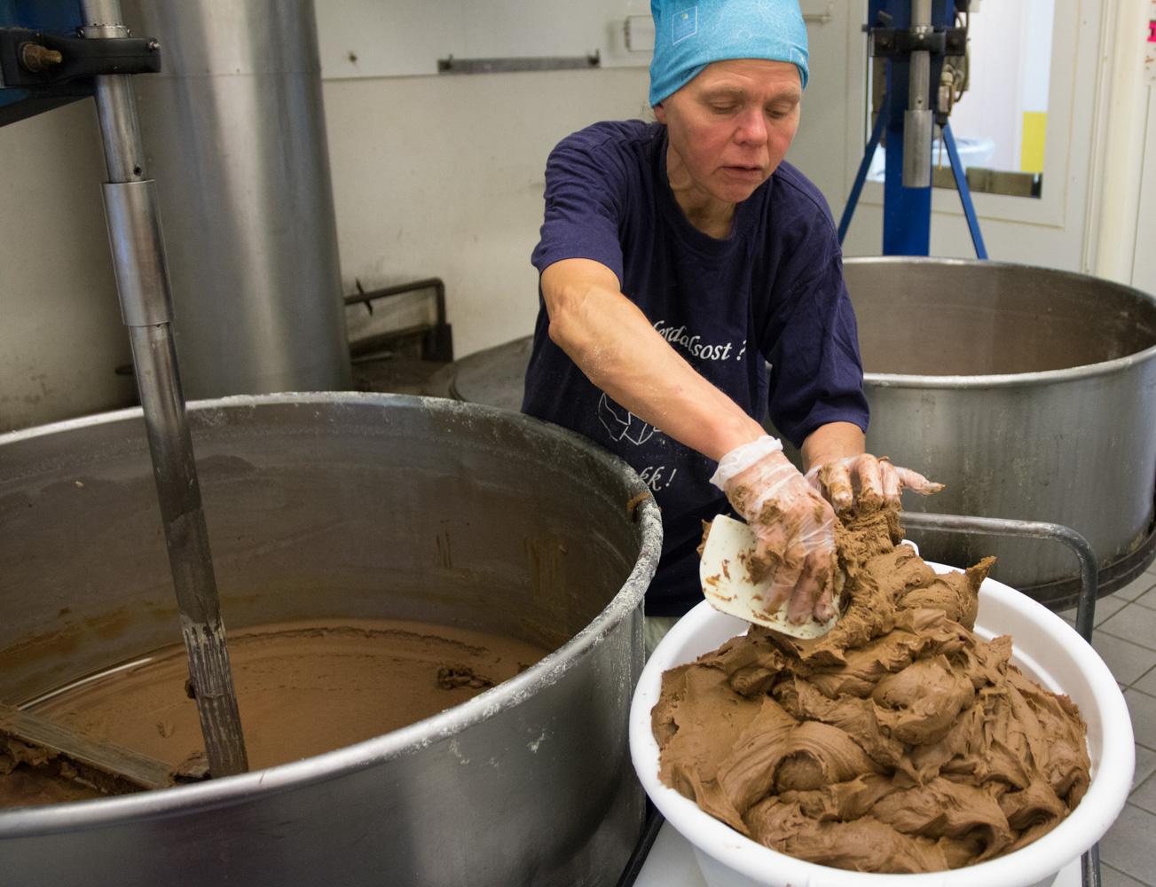 En dame lager brunost på Undredal Stølsysteri i Aurland på Vestlandet