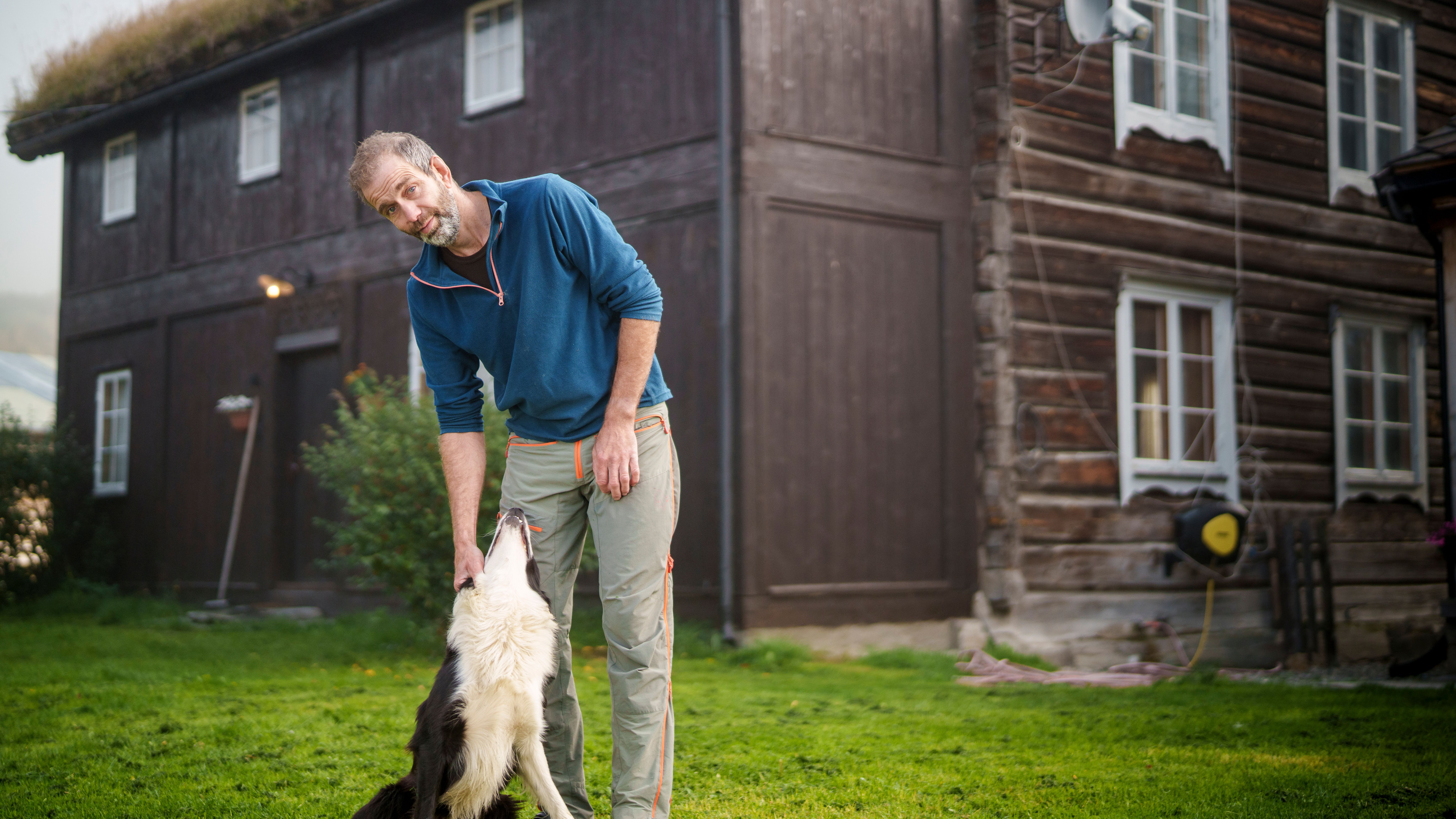 En bonde og en hund.