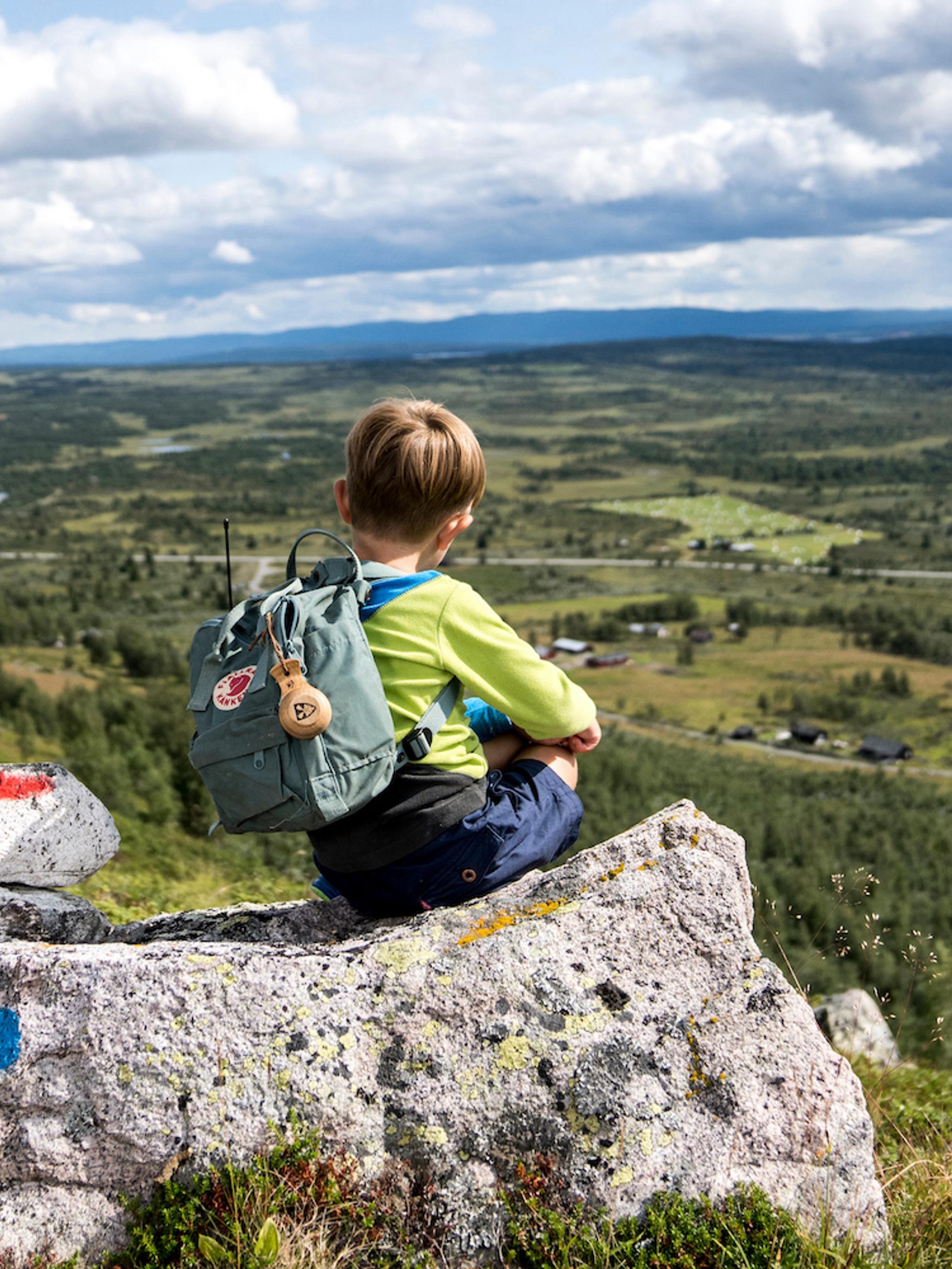 En gutt som nyter utsikten på Stølsruta i Valdres