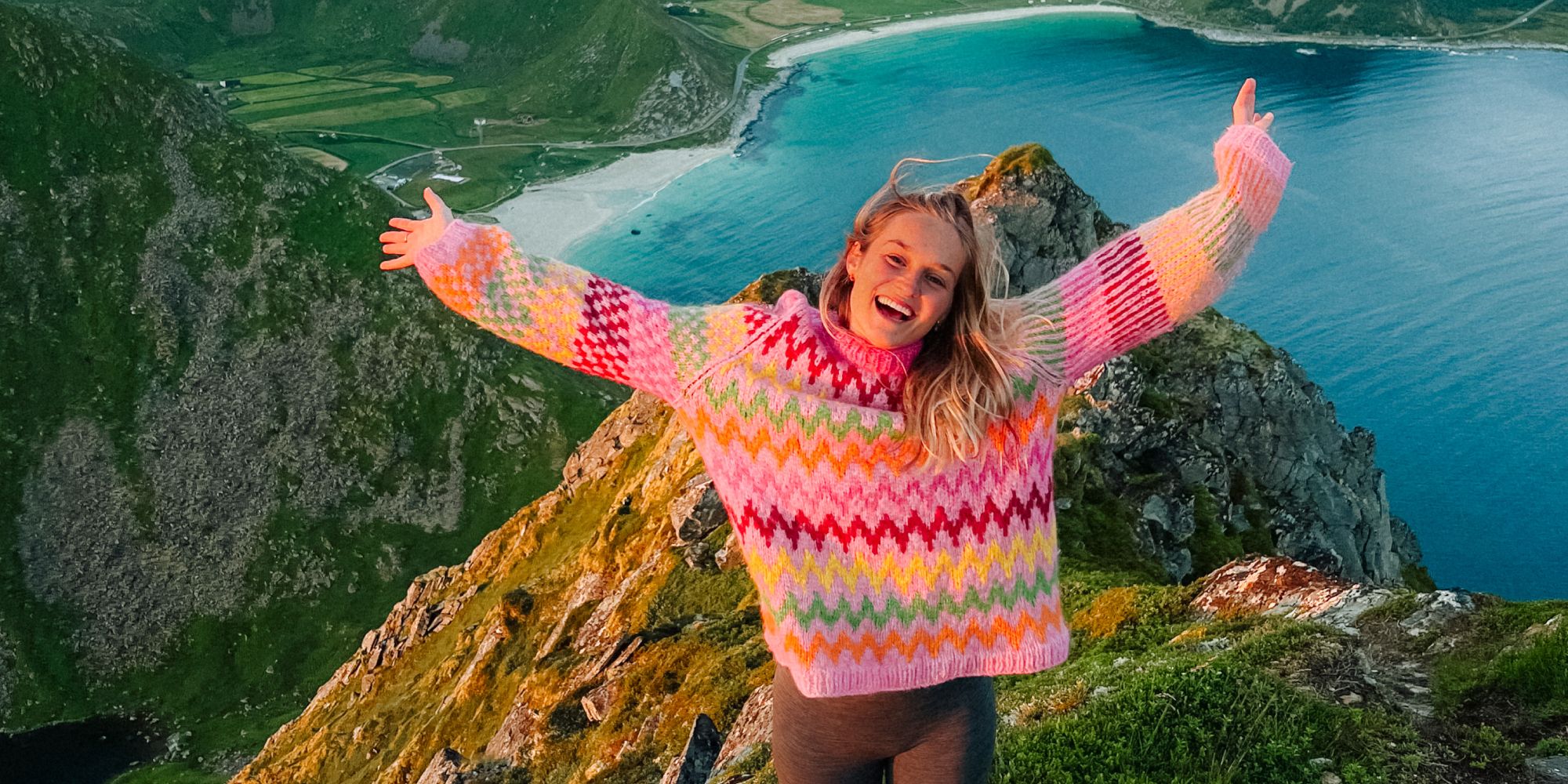 Helene Myhre i en fargerik strikkegenser