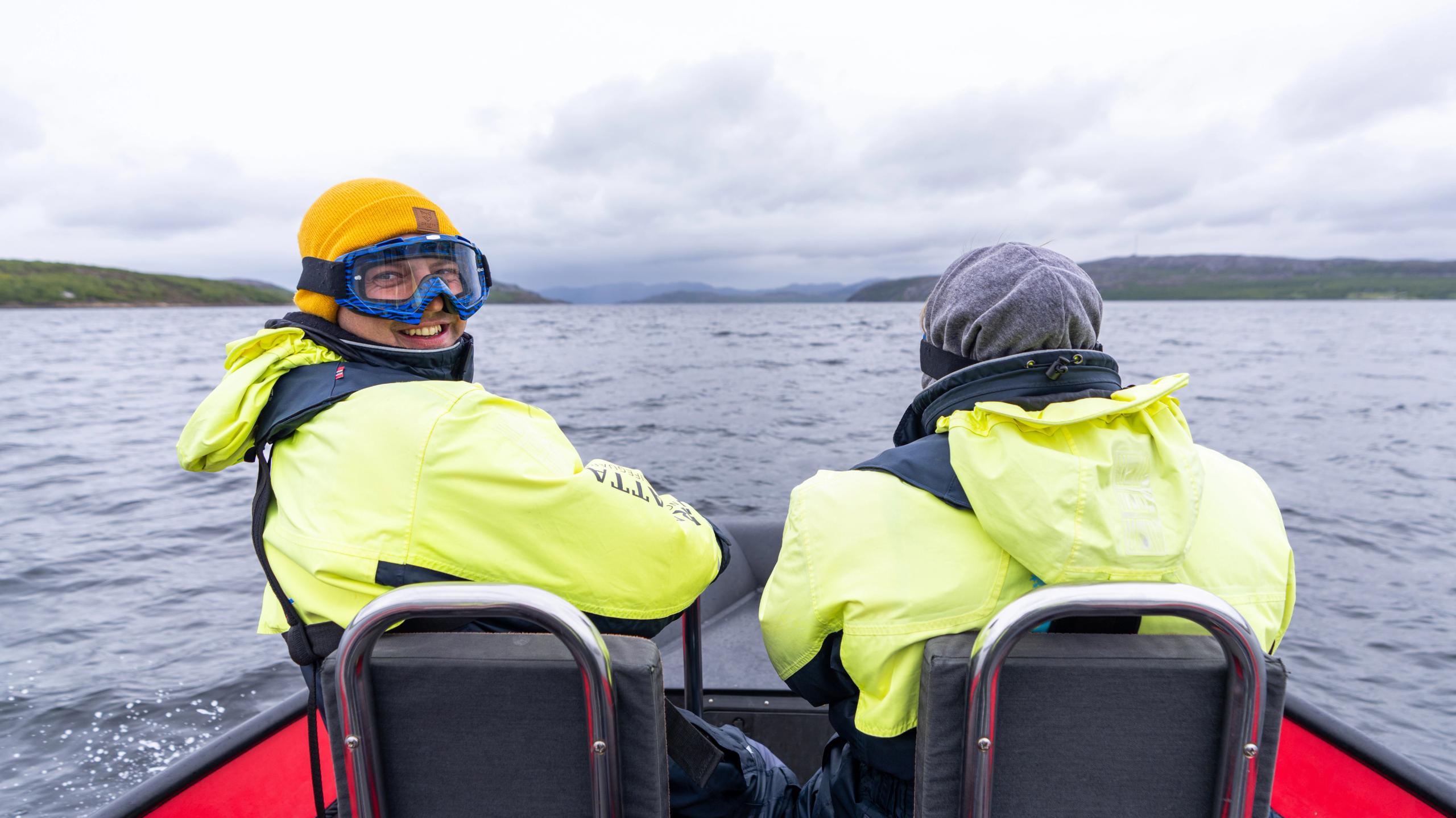 Personer i en RIB utenfor Kirkenes i Nord-Norge.