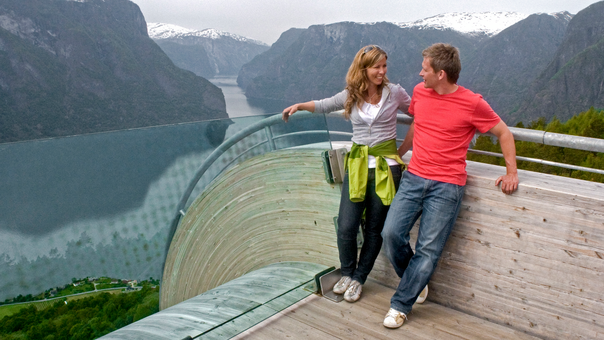 To mennesker som ser utover utsikten mot fjorden fra Stagesein