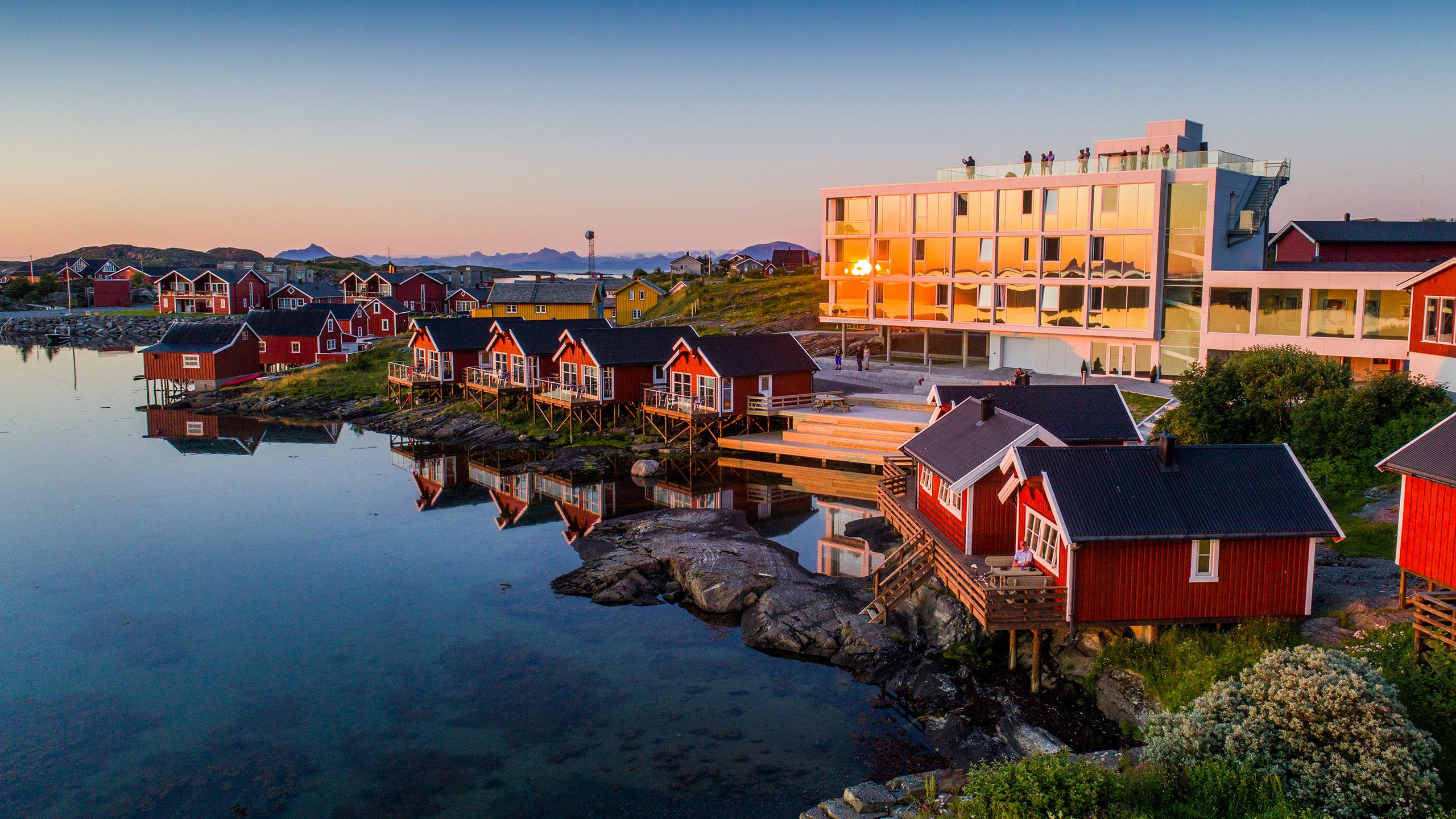 Rorbuer foran Lovund hotell på øya Lovund. Kystriksveien langs Helgelandskysten i Nordland