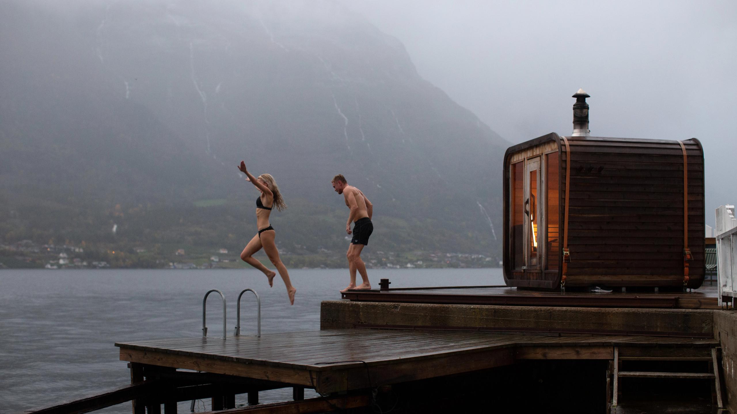 Et par hopper fra badstuen og ned i vannet.