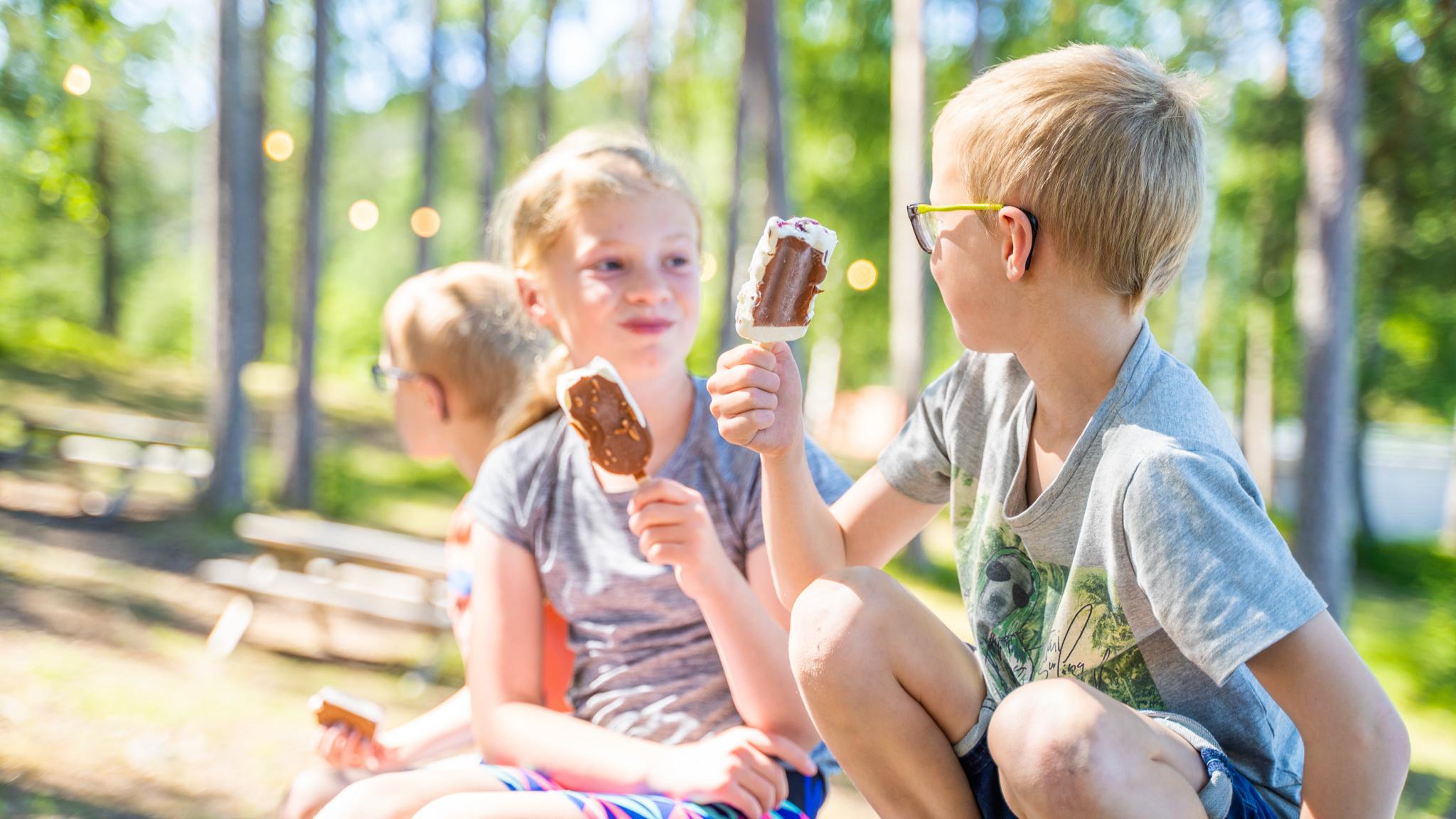 Kids eating ice cream near the Halden Canal