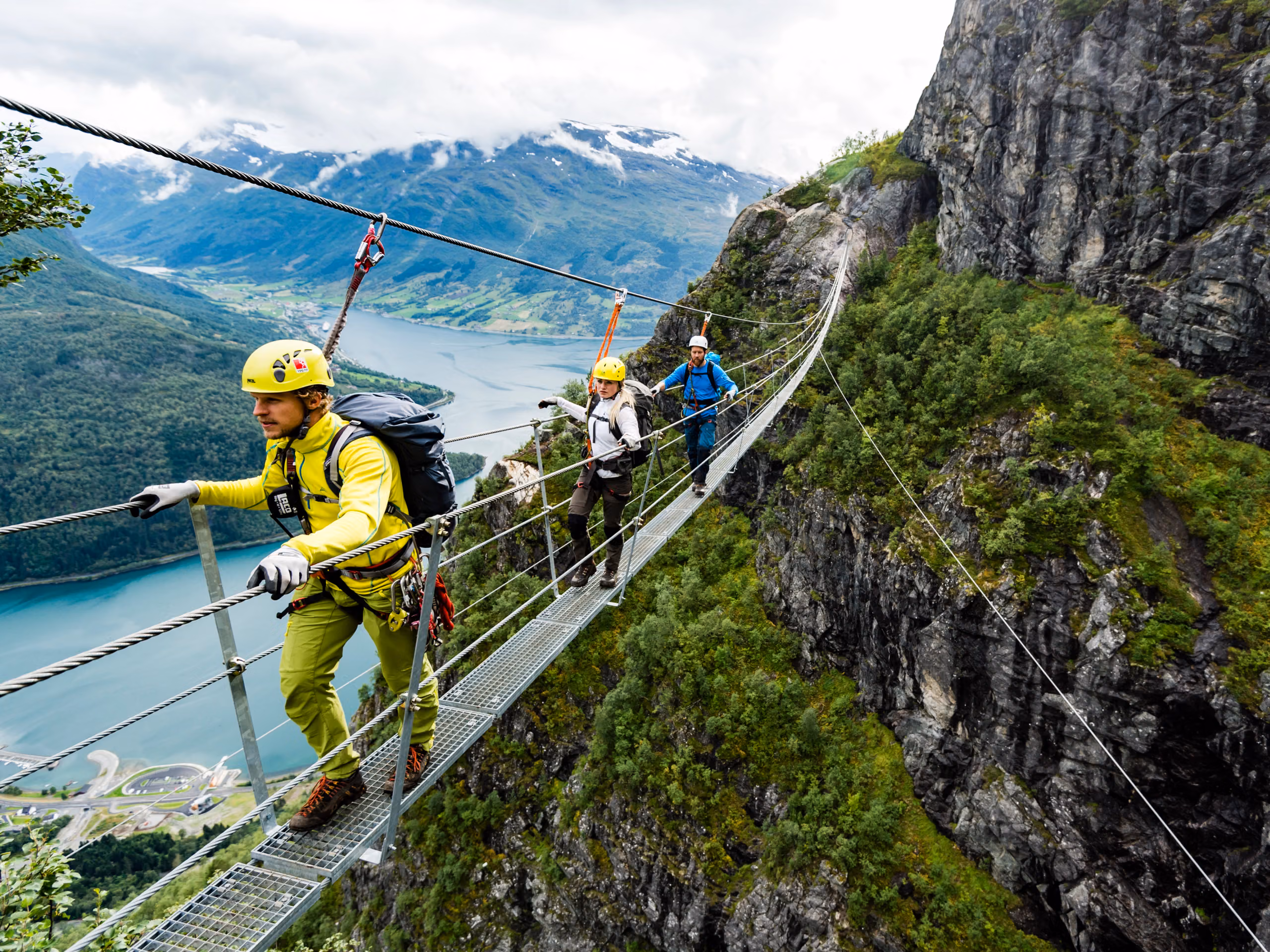 People crossing Gjølmunnebrua in Loen