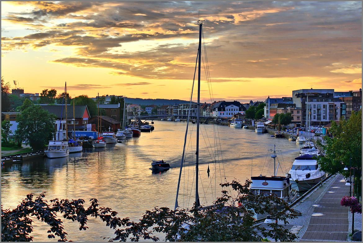 Solnedgang over brygga i Fredrikstad på Østlandet