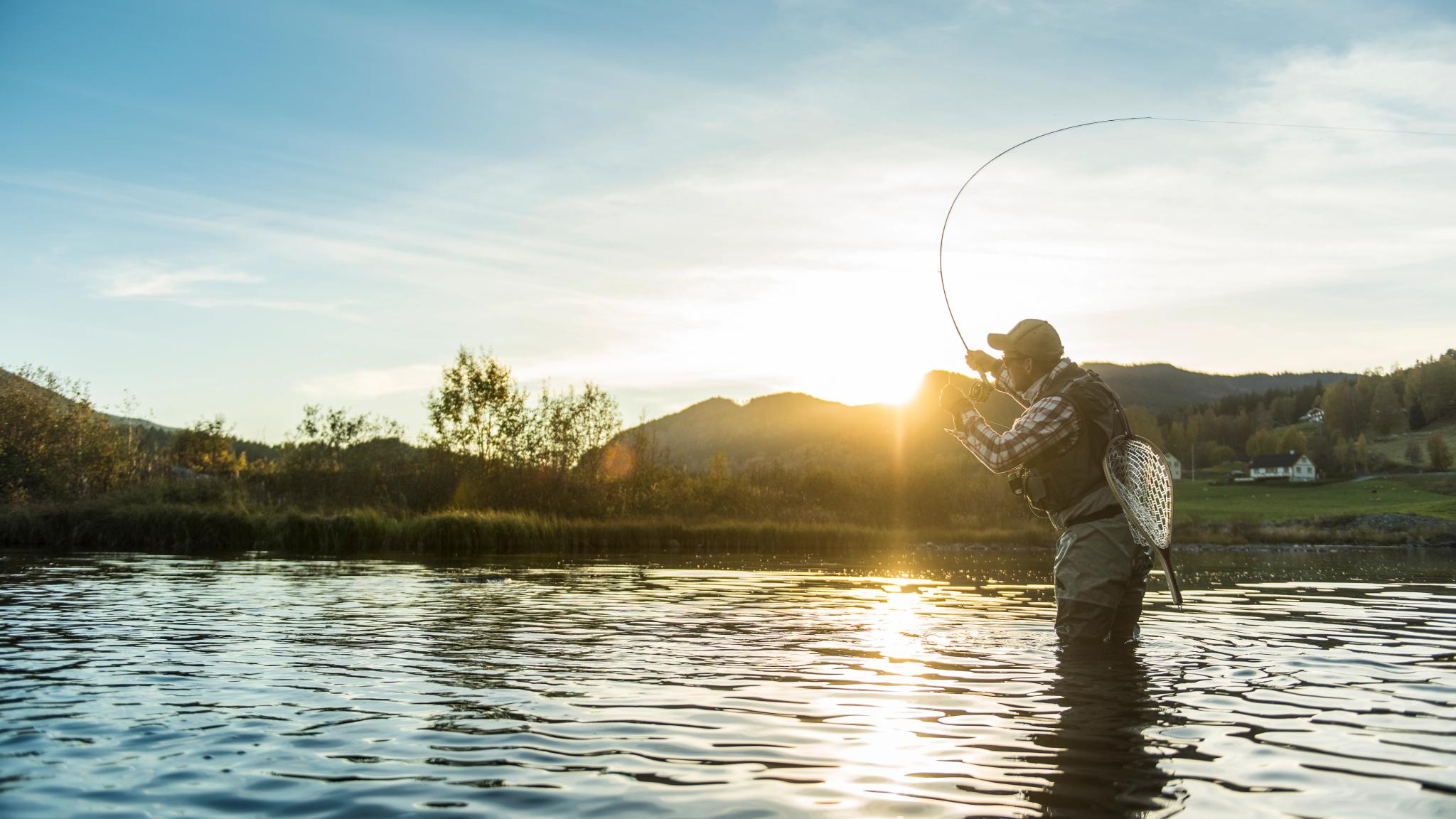 Un hombre pesca en uno de los ríos de Ål, en Hallingdal, Este de Noruega.