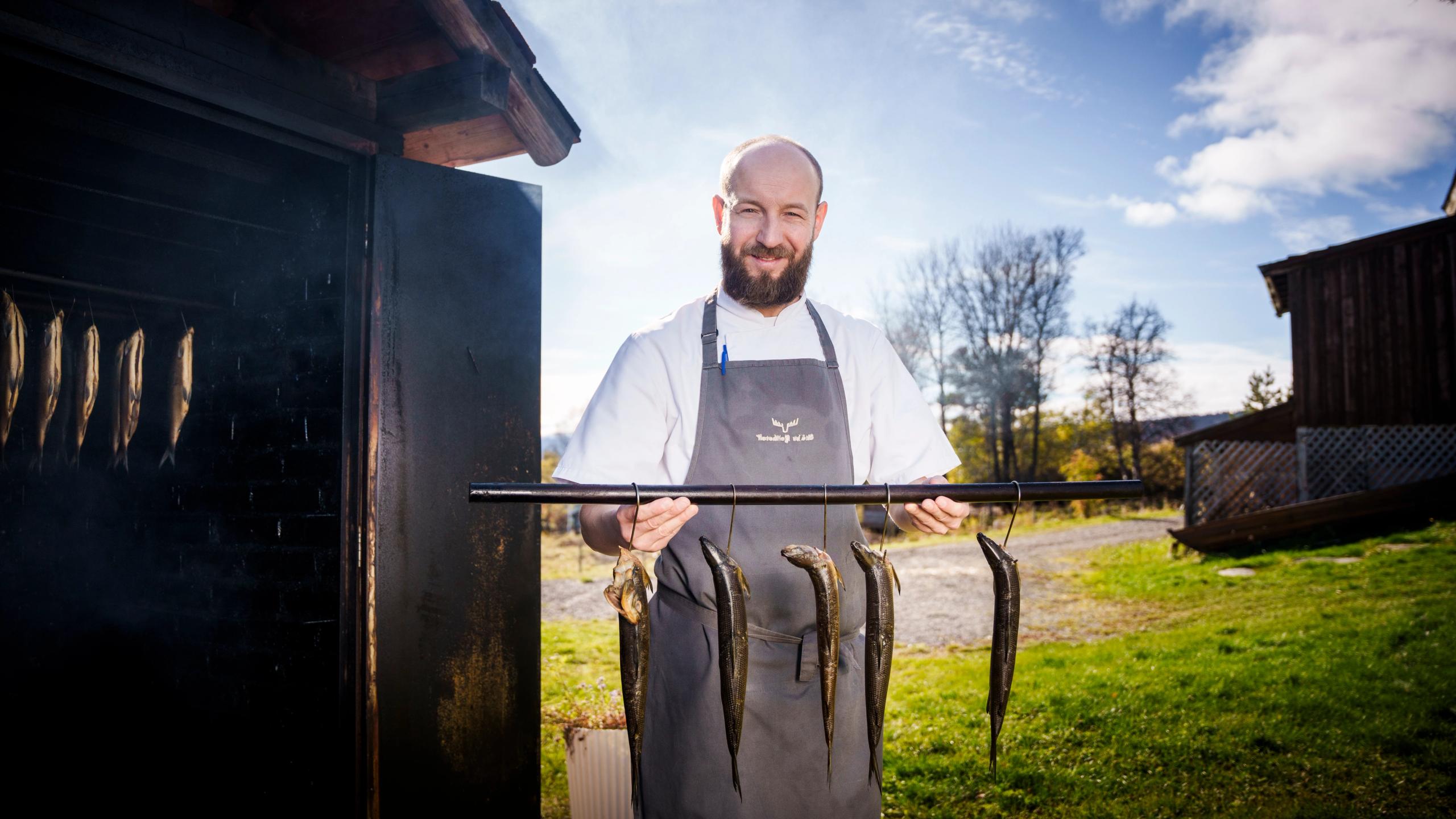 Chef Lukasz B. Socha utenfor Skåbu fjellhotell.