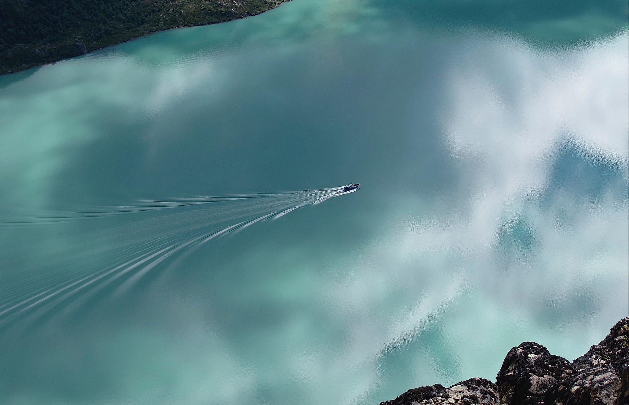 View of a boat on the Gjende lake seen from the Besseggen ridge