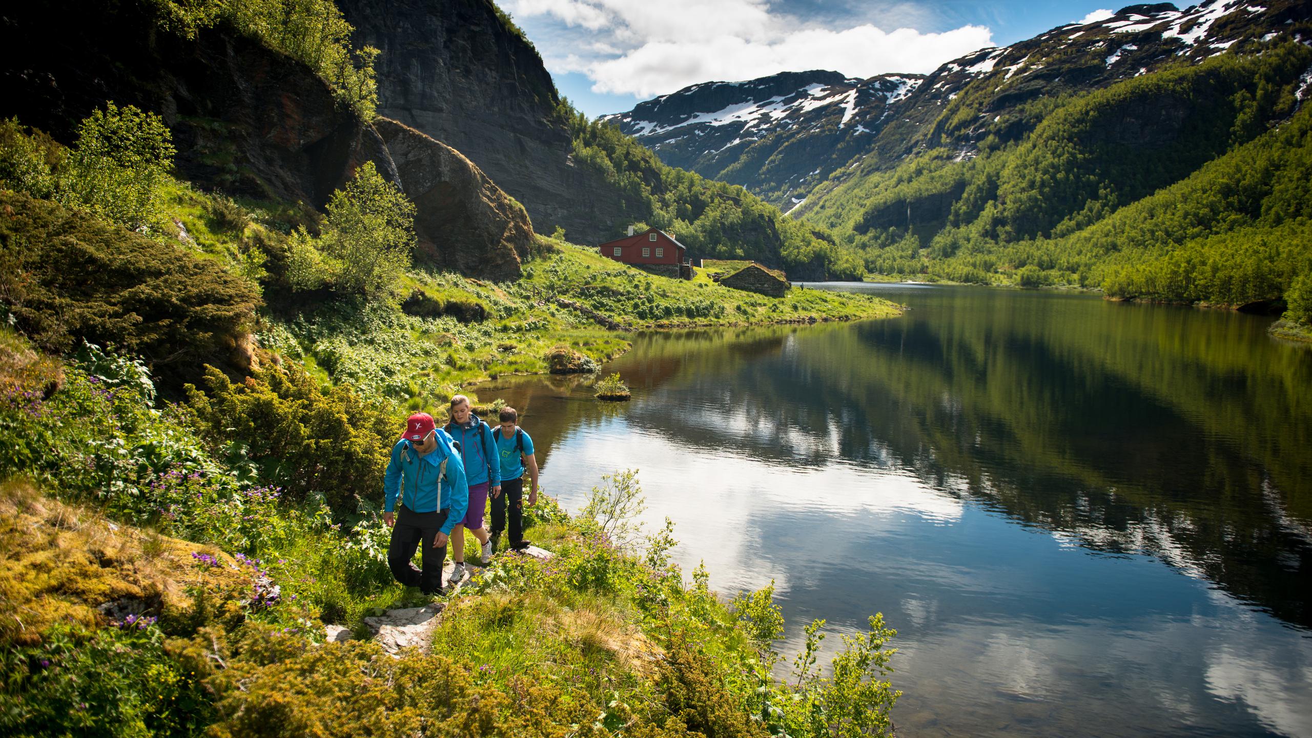 Folk på tur i Aurlandsdalen i Flåm